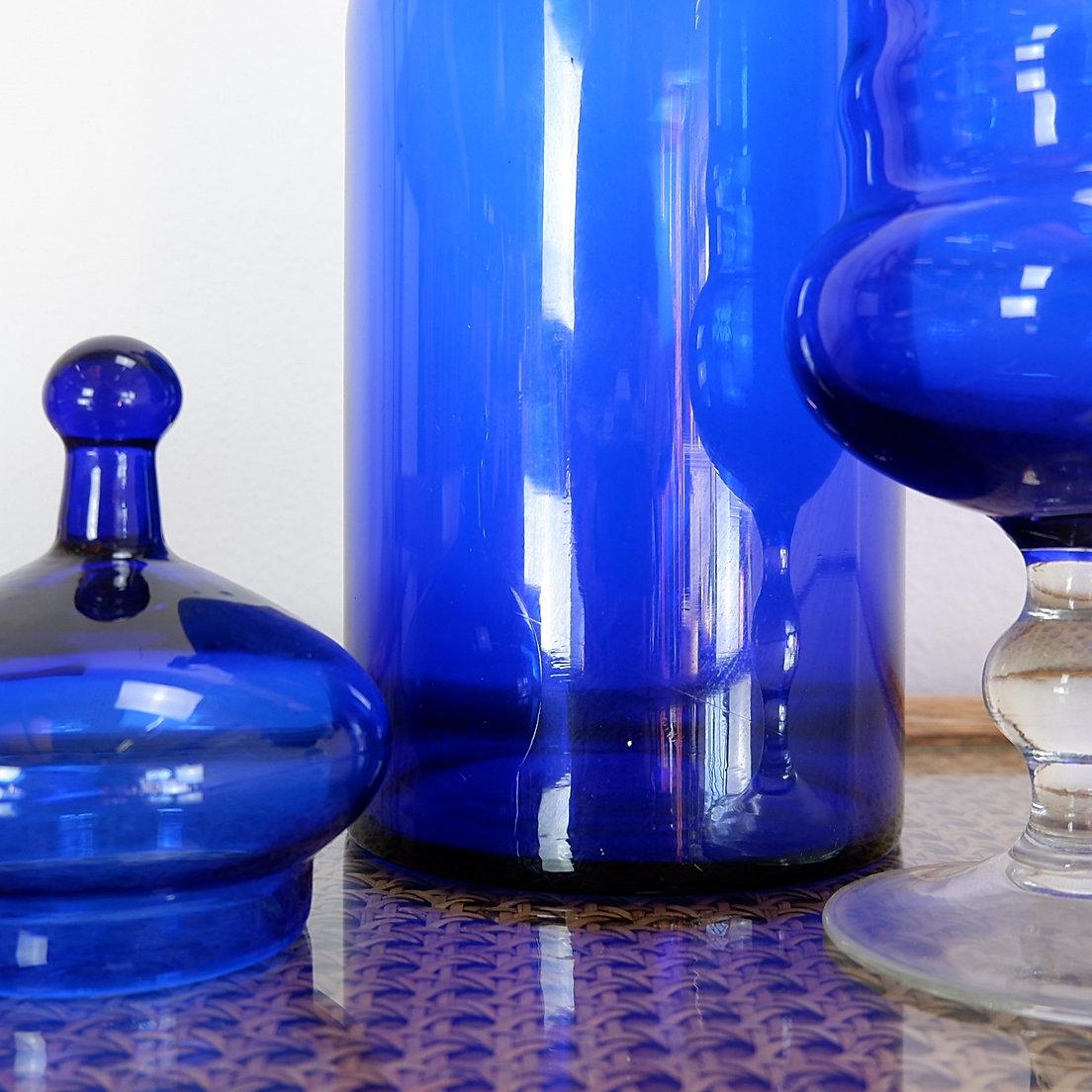 Coppia di bottiglie di vetro blu cobalto - (1 bottiglia e 1 bonboniere)
Decorazione - Vintage
Misure: Bottiglia : 12,5cm H:47cm - Scatola di caramelle : 10cm H:37cm 
Materiale: vetro 
