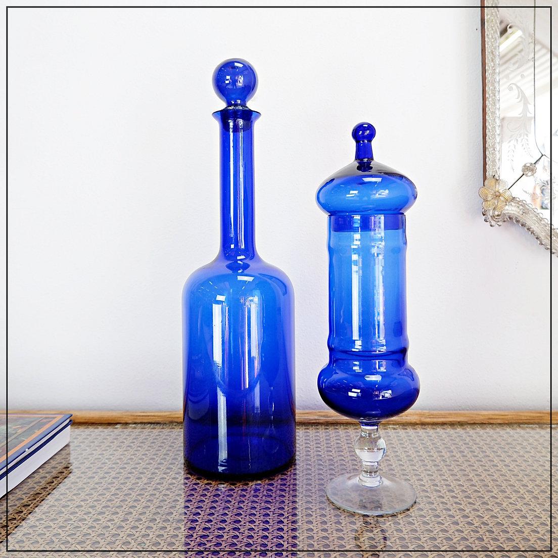 XX secolo Coppia di bottiglie di vetro blu cobalto - (1 bottiglia e 1 bonboniere) in vendita