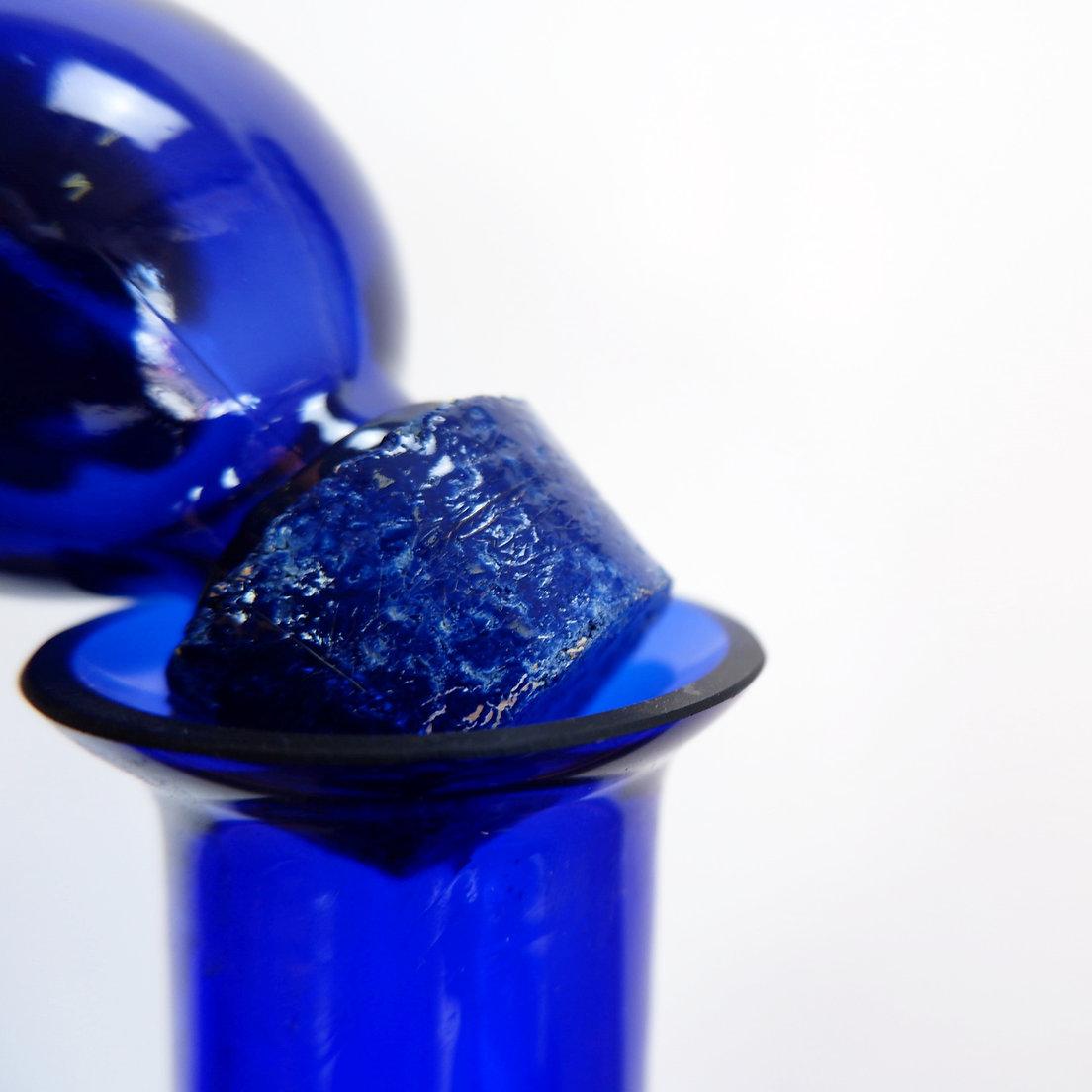 Vetro artistico Coppia di bottiglie di vetro blu cobalto - (1 bottiglia e 1 bonboniere) in vendita