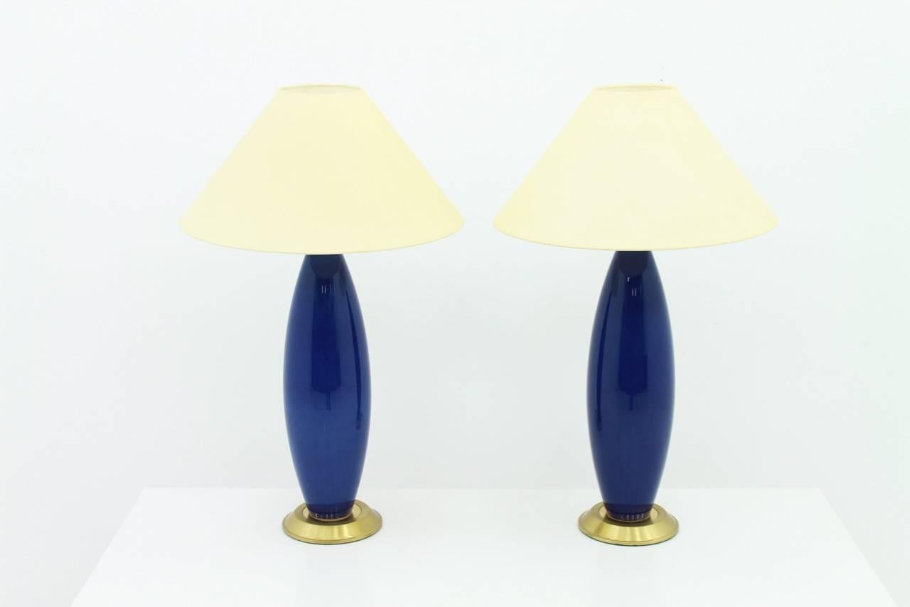 Pair of beautiful and elegant glass table or floor lamps in cobalt blue, circa 1970s.
Measurements with the side: Height 78 cm, diameter 48 cm.
Measurements without the shade: Height 60 cm, diameter 16 cm.
Very good condition.