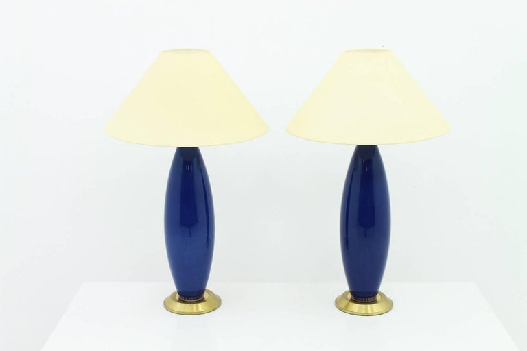 Pair of beautiful and elegant glass table or floor lamps in cobalt blue, circa 1970s.
Measurements with the side: Height 78 cm, diameter 48 cm.
Measurements without the shade: Height 60 cm, diameter 16 cm.
Very good condition.