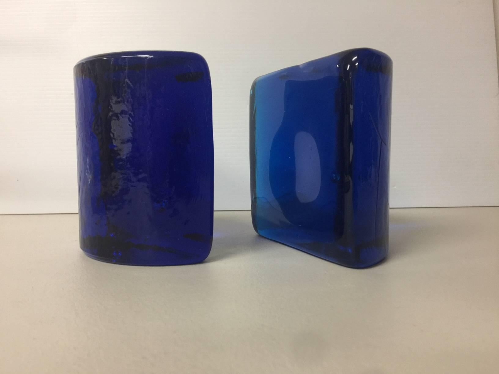 Wunderschöne kobaltblaue Halbmond-Buchstützen aus Glas:: entworfen von Wayne Husted für Blenko:: ca. 1960er Jahre. Sie befinden sich in einem sehr guten Zustand mit normalen Gebrauchsspuren und sind schwer zu finden. Das Paar wiegt fast 10 Pfund!
