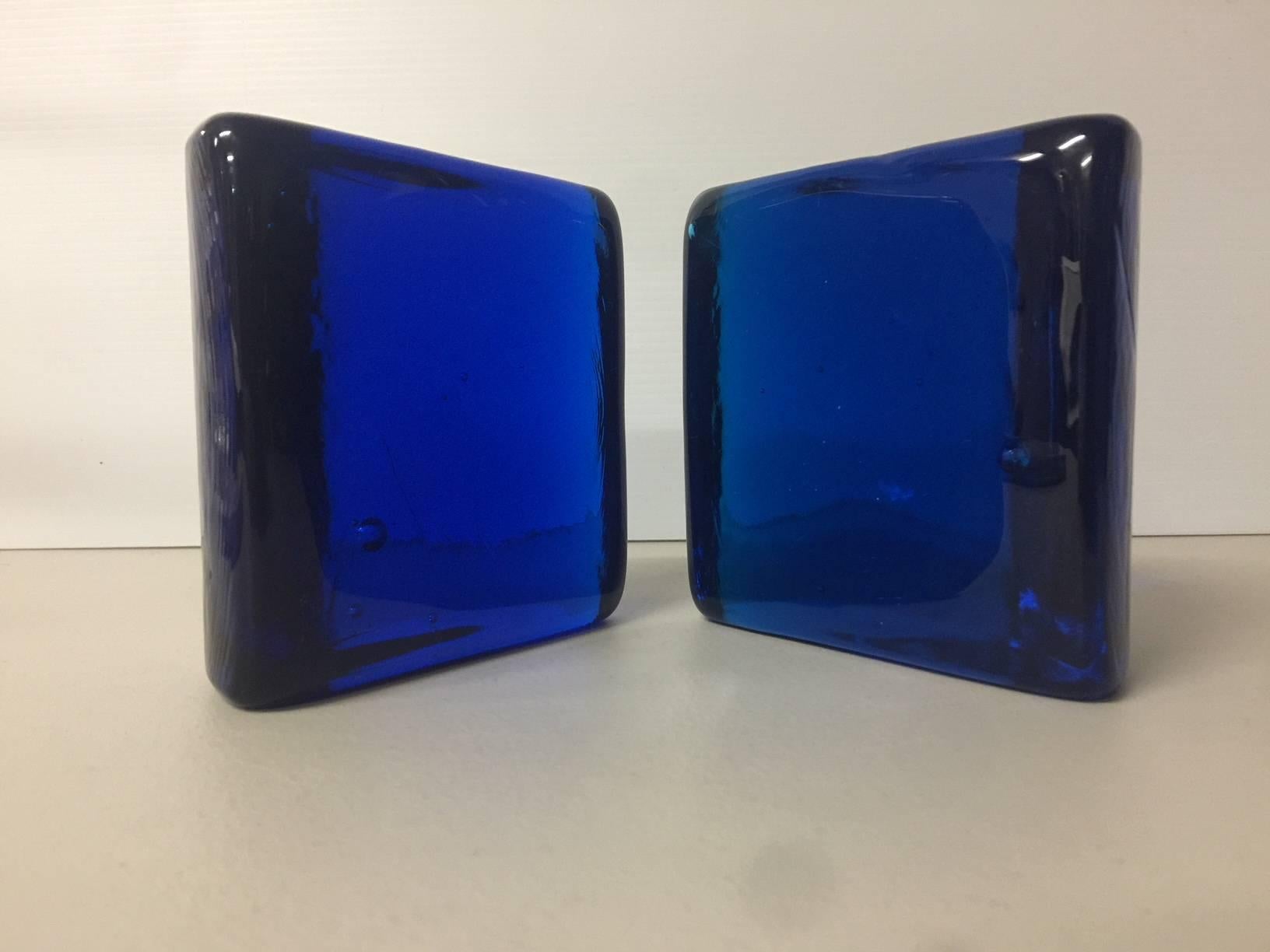 Paar kobaltblaue Halbmond-Buchstützen aus Glas von Wayne Husted für Blenko (Moderne der Mitte des Jahrhunderts)