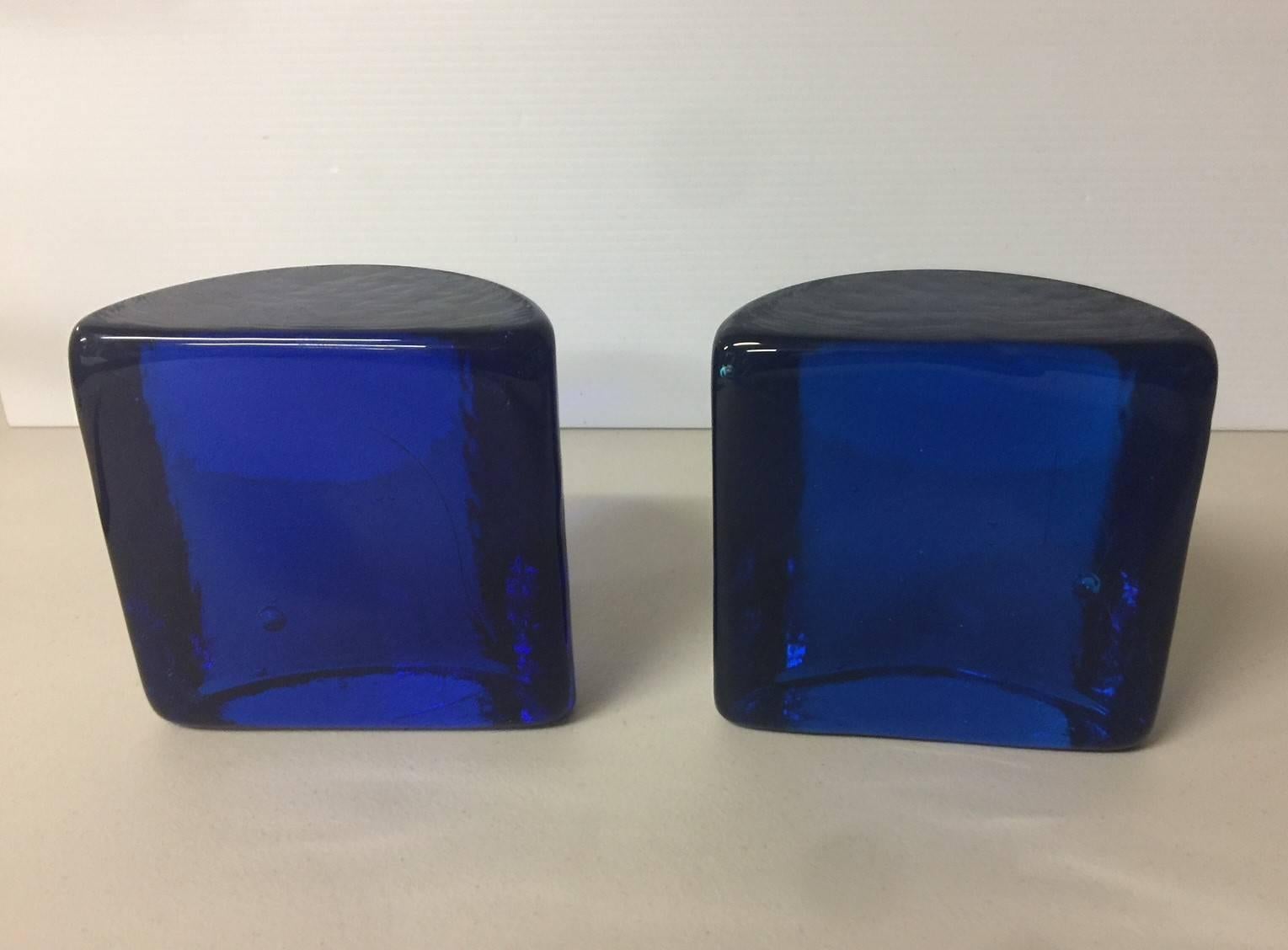 Paar kobaltblaue Halbmond-Buchstützen aus Glas von Wayne Husted für Blenko (amerikanisch)