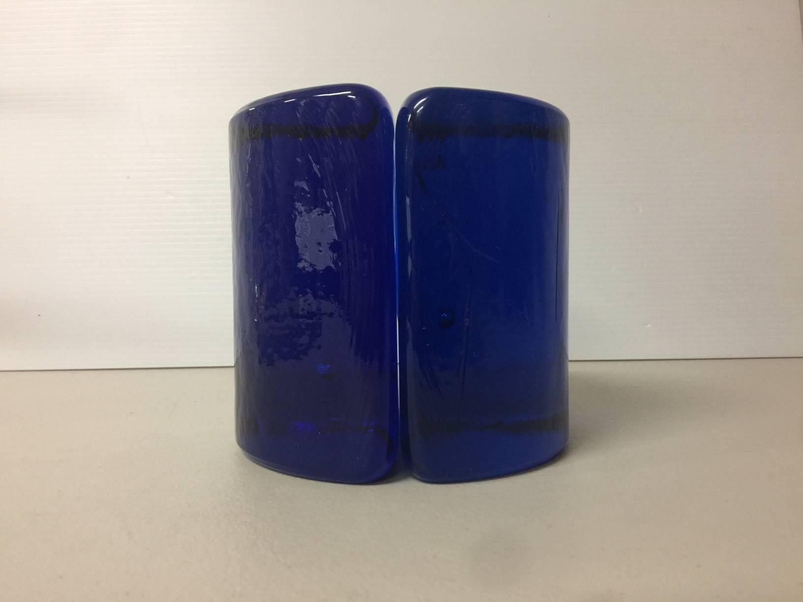 Paar kobaltblaue Halbmond-Buchstützen aus Glas von Wayne Husted für Blenko im Zustand „Hervorragend“ in San Diego, CA