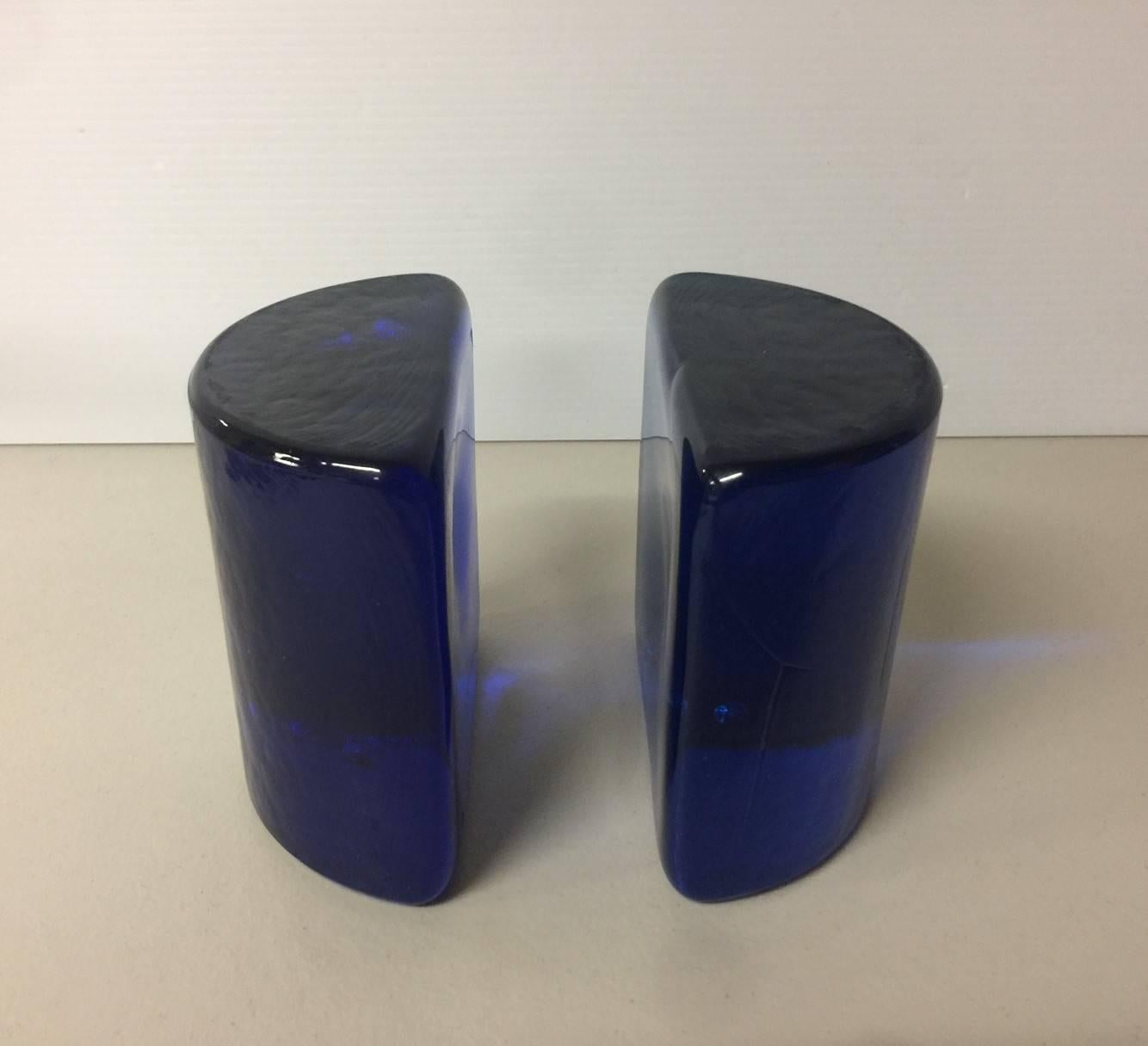 Paar kobaltblaue Halbmond-Buchstützen aus Glas von Wayne Husted für Blenko (20. Jahrhundert)