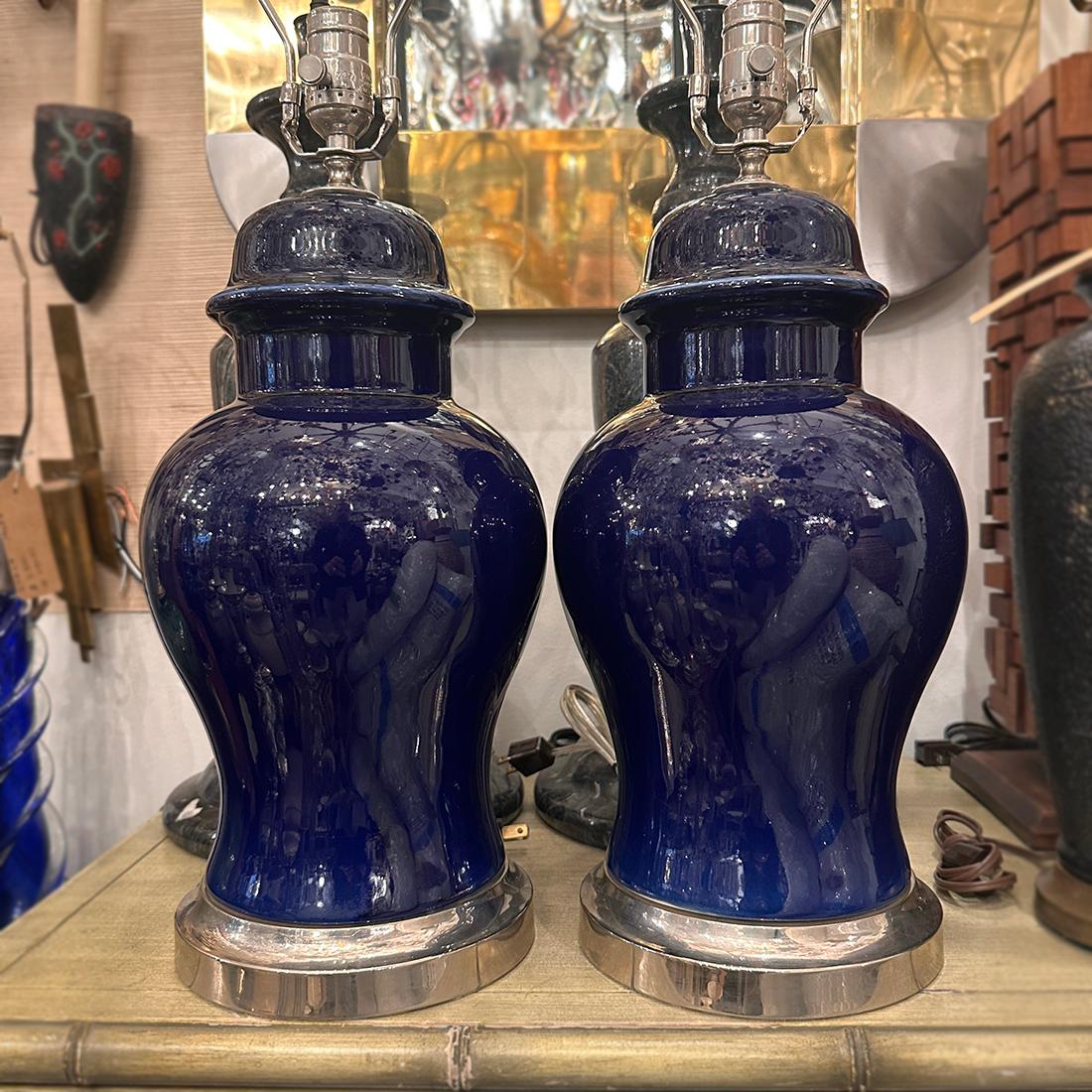 Milieu du XXe siècle Paire de lampes bleu cobalt en vente