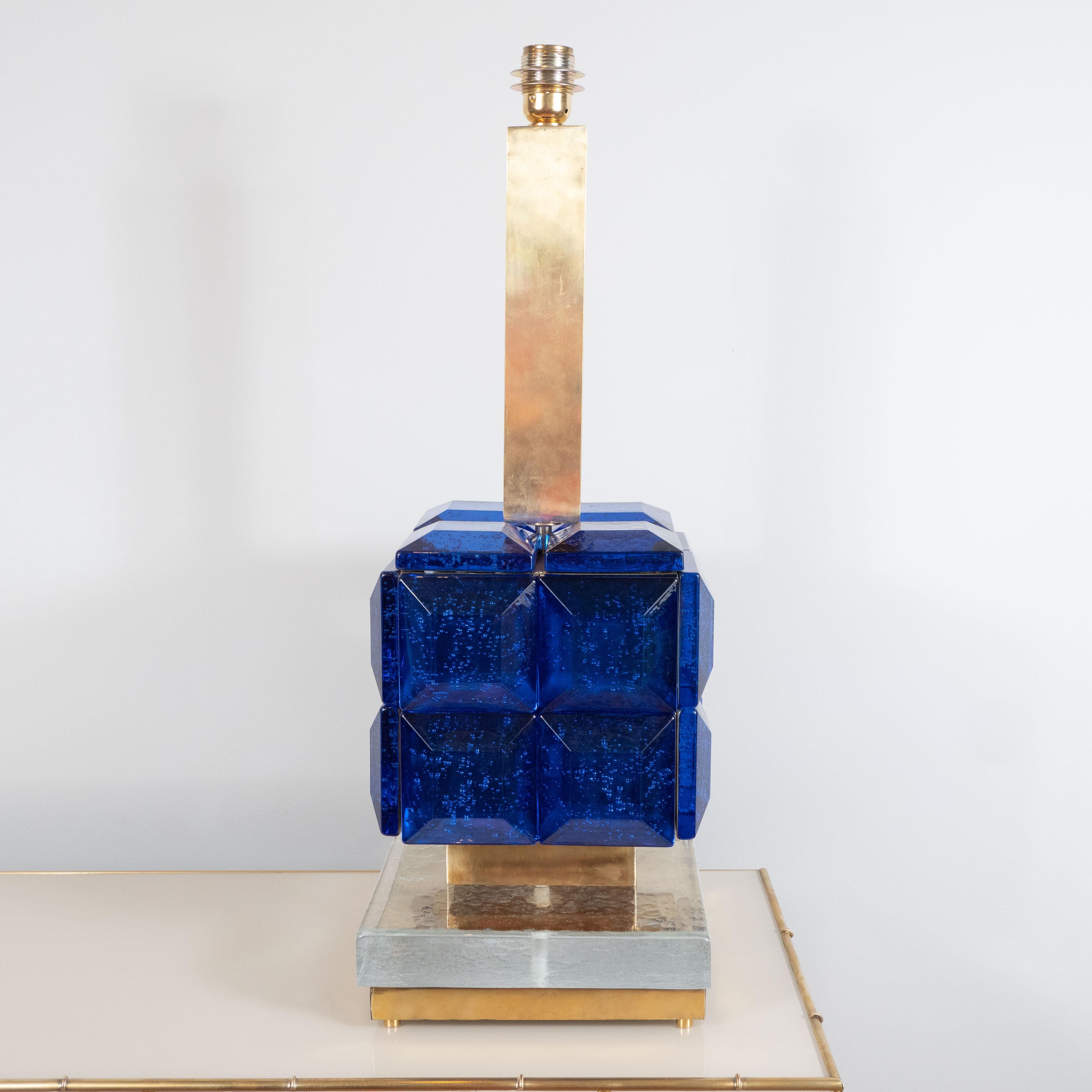 Dieses große Lampenpaar besteht aus kobaltblauen quadratischen Muranoglasblöcken:: die in einer geometrischen Form auf einem klaren Muranoglasblock und einem quadratischen Sockel aus poliertem Messing angeordnet sind. Ein markantes und skulpturales