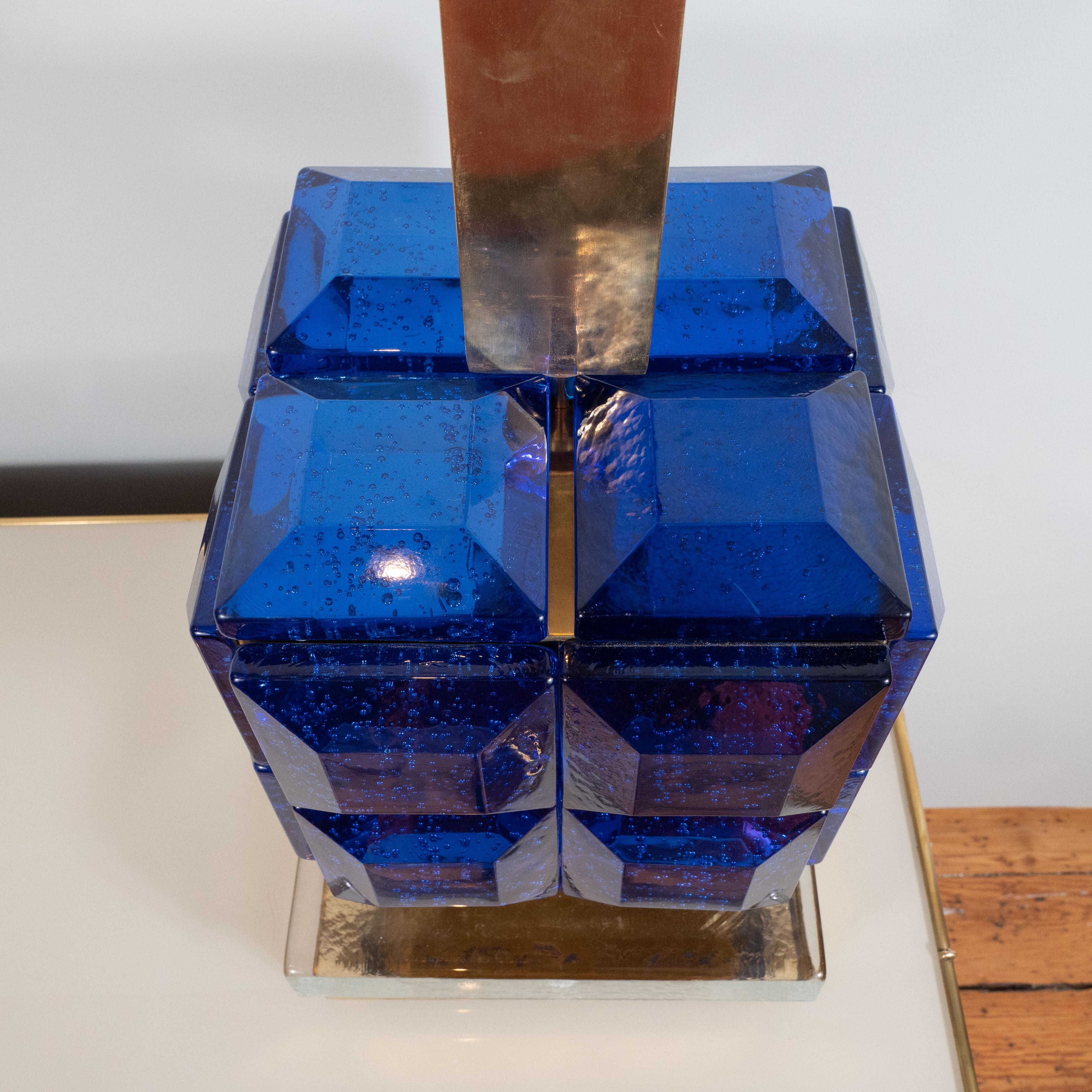Geometrische quadratische Lampen aus kobaltblauem Muranoglas und Messing:: Italien:: 2019 im Zustand „Neu“ in New York, NY