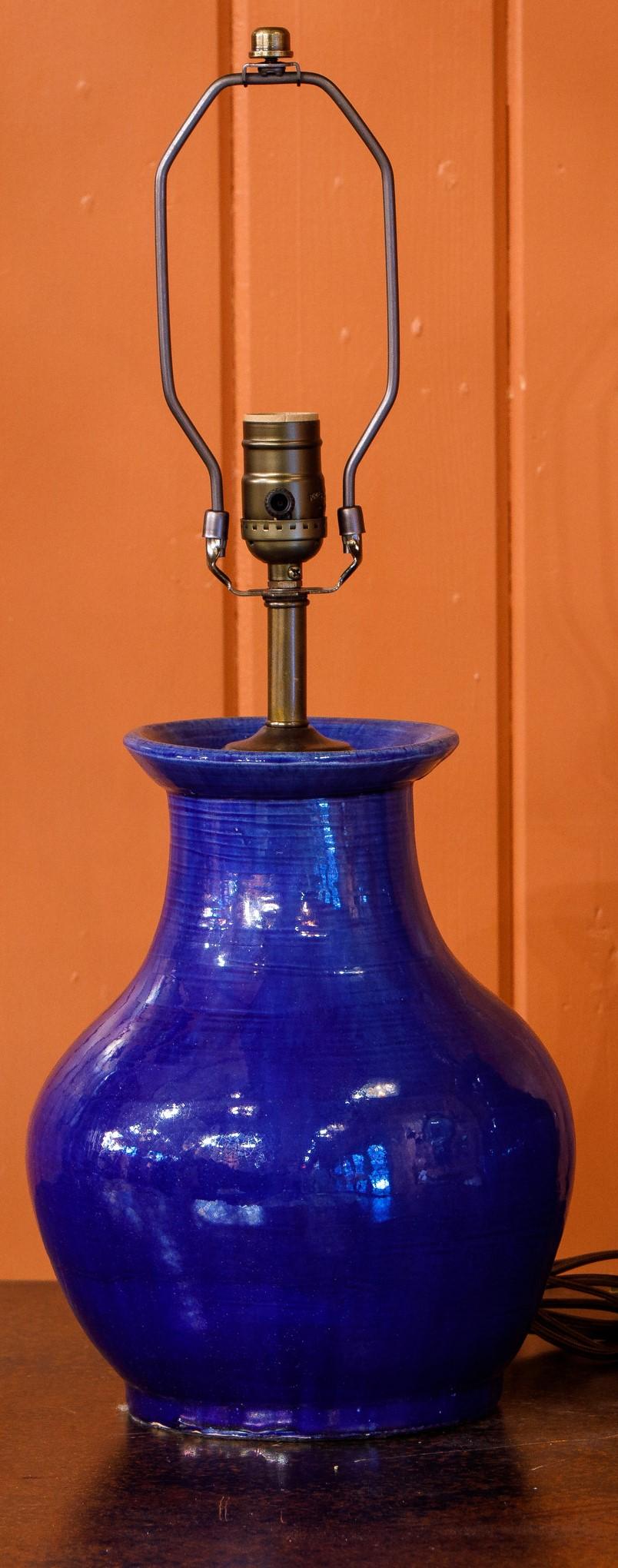 Paar kobaltfarbene, handgedrehte, glasierte Steingut-Tischlampen (Minimalistisch) im Angebot