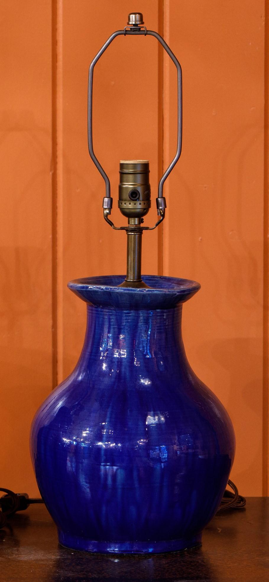 Paar kobaltfarbene, handgedrehte, glasierte Steingut-Tischlampen (amerikanisch) im Angebot