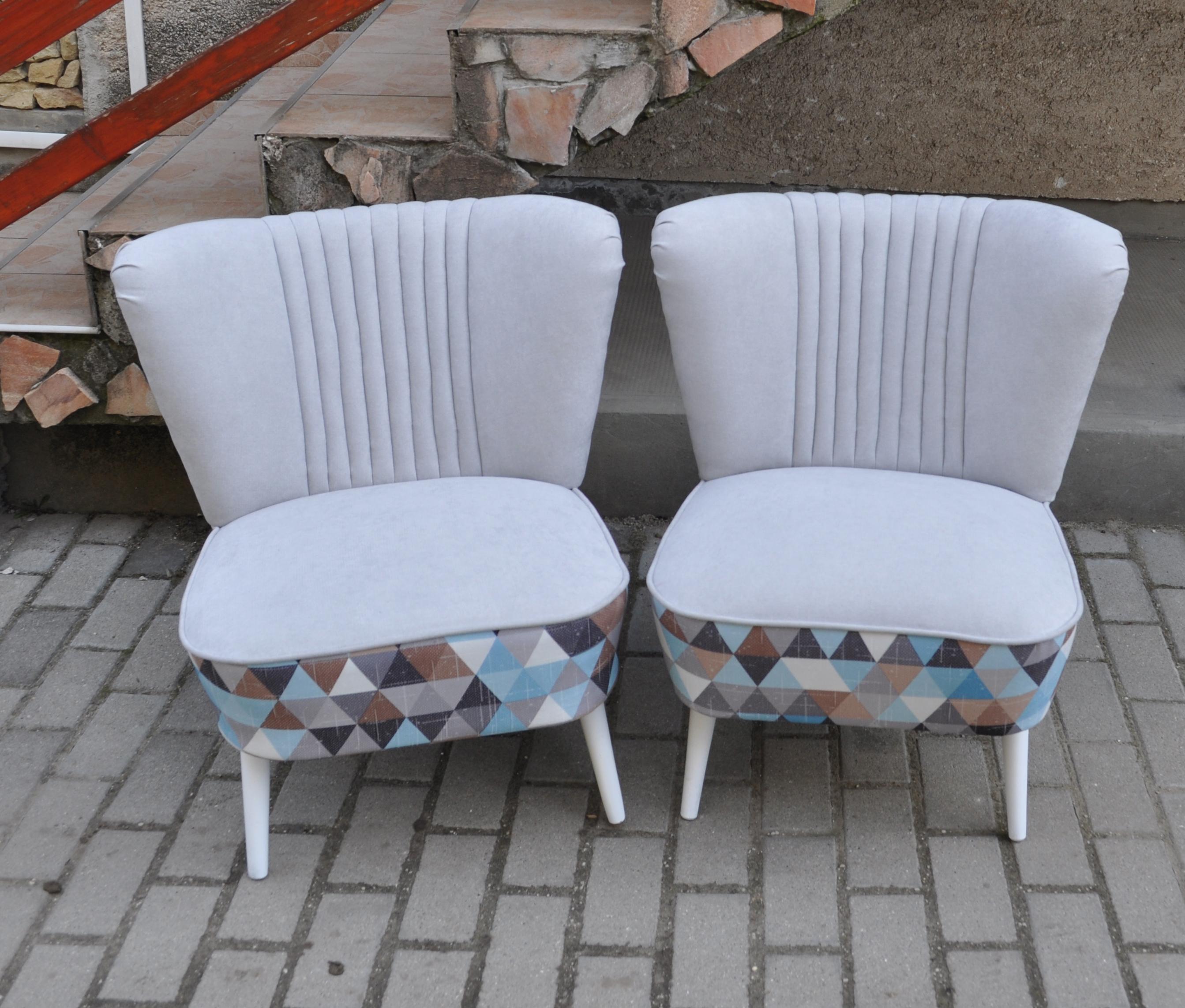 Mid-Century Modern Pair of Cocktail Chairs Gray and Geometric Shape Fabric For Sale