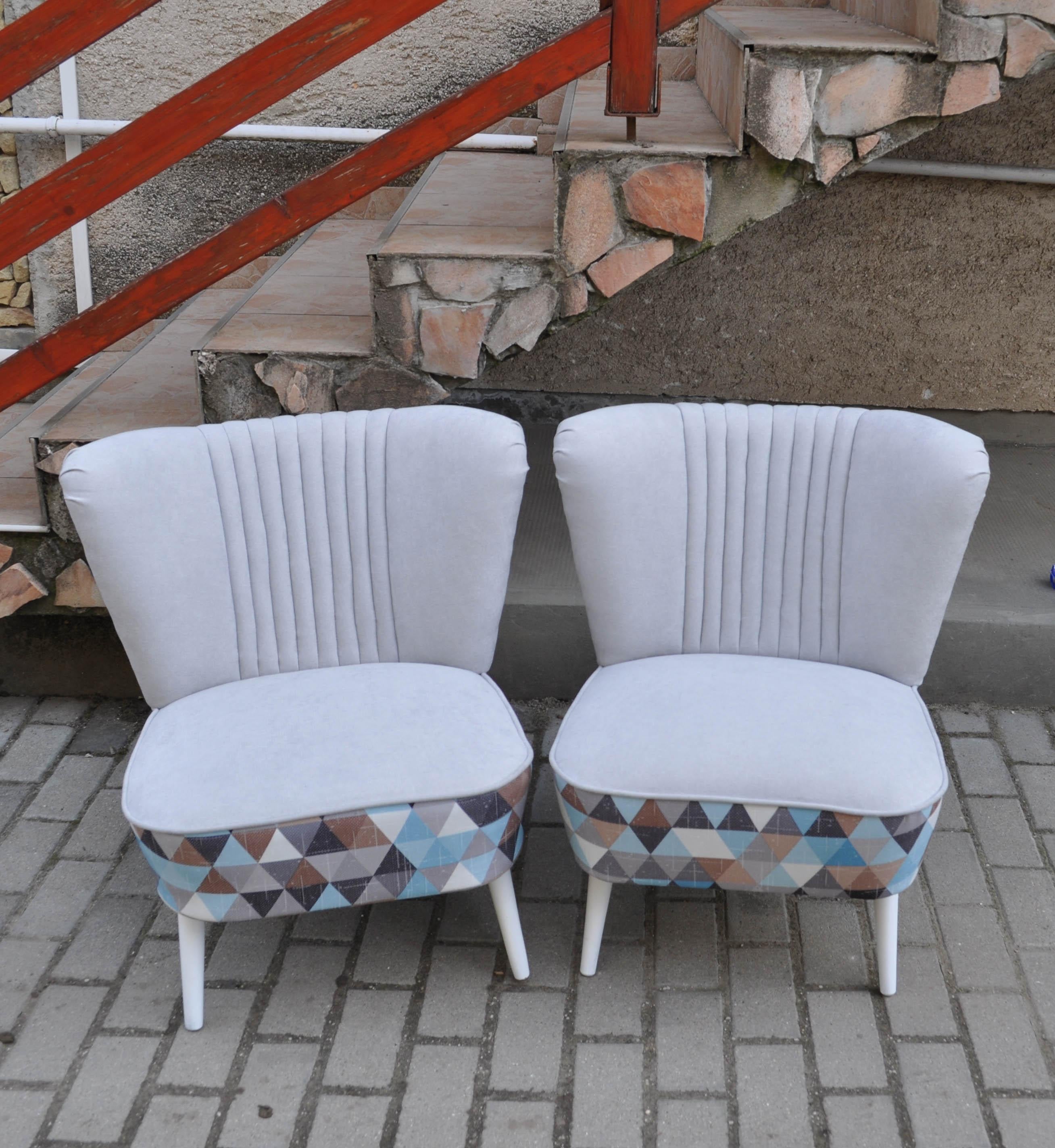 Pair of Cocktail Chairs Gray and Geometric Shape Fabric In Good Condition For Sale In Lábatlan, HU