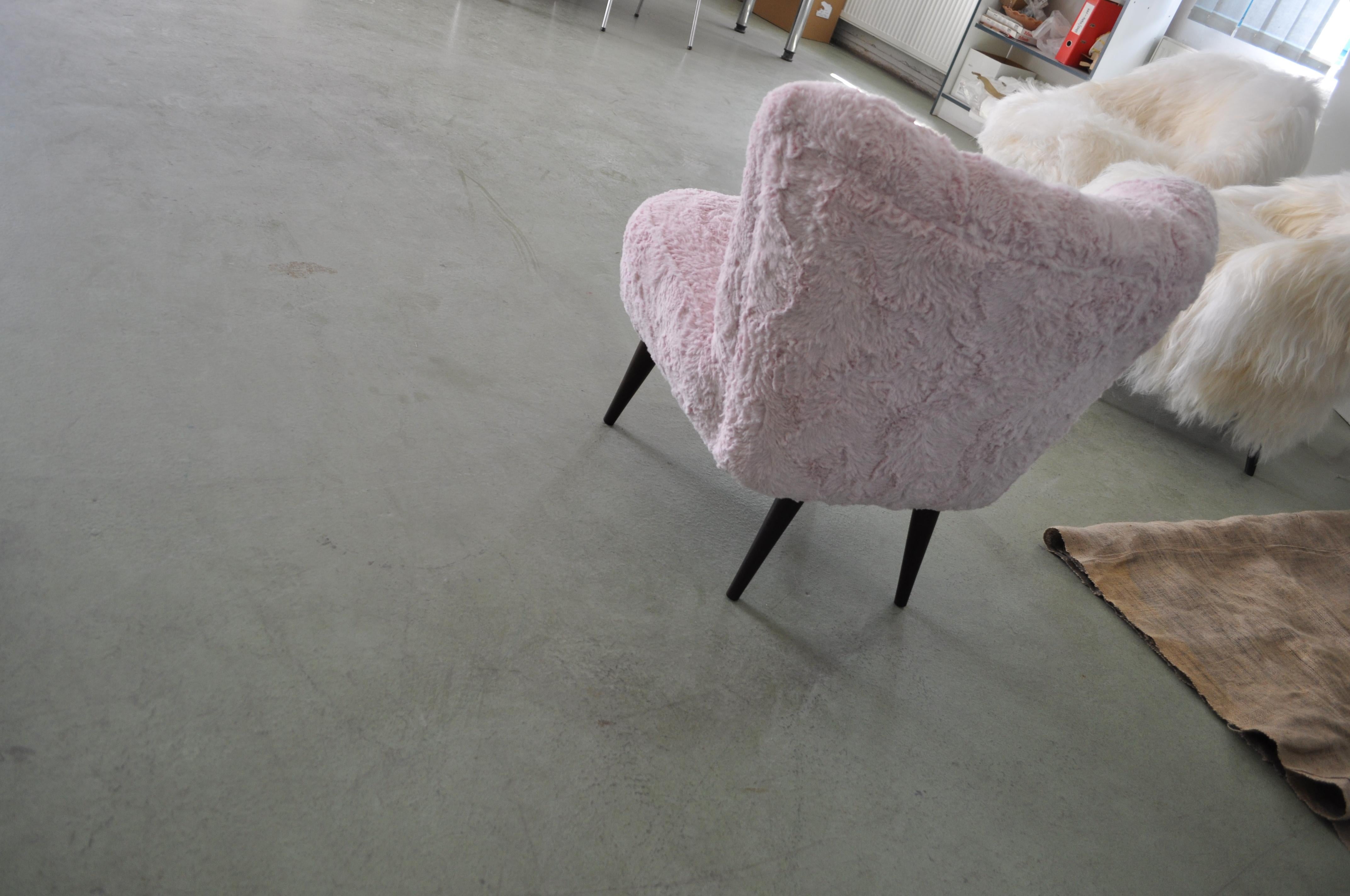 Mid-Century Modern Pair of Cocktail Chairs Pink Faux Fur For Sale