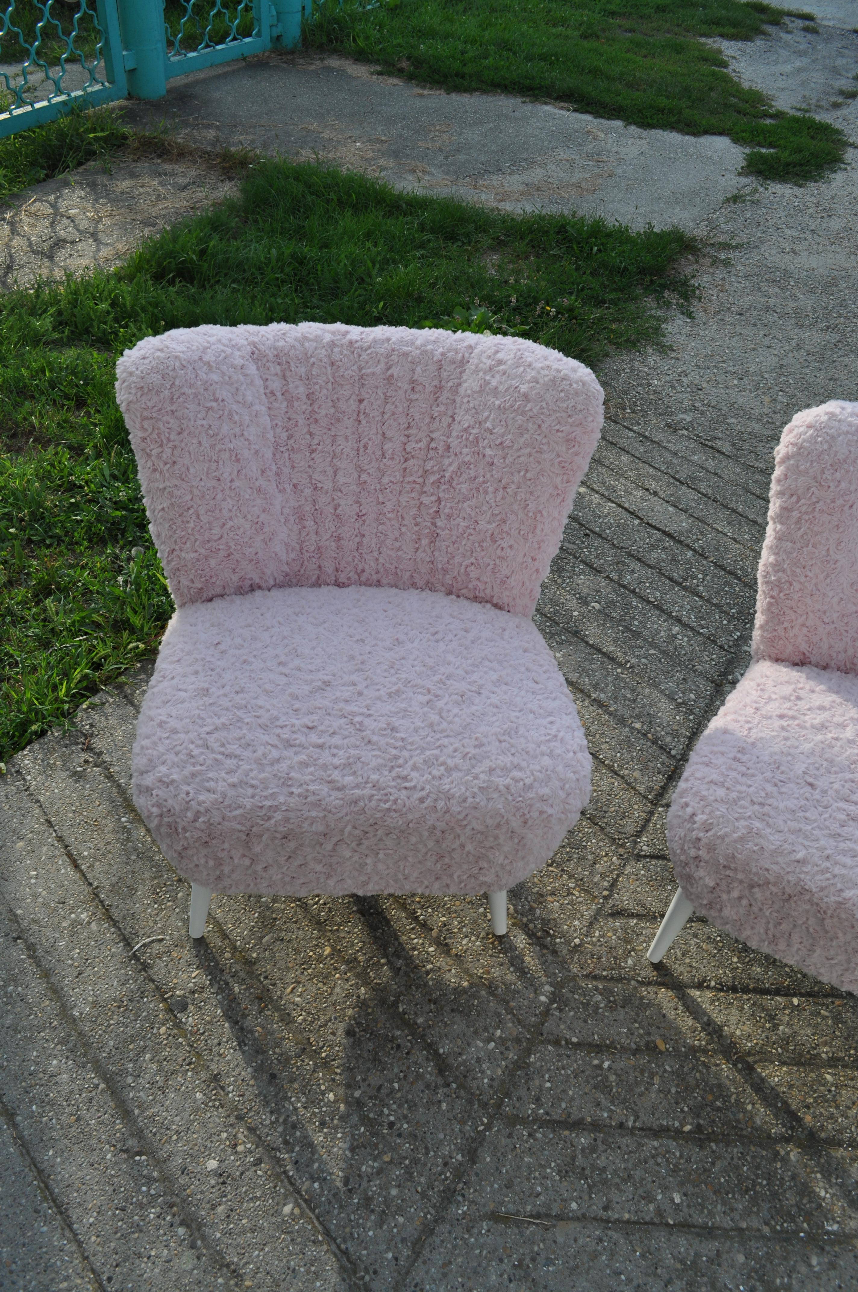 Mid-Century Modern Pair of Cocktail Chairs Pink Faux Fur For Sale