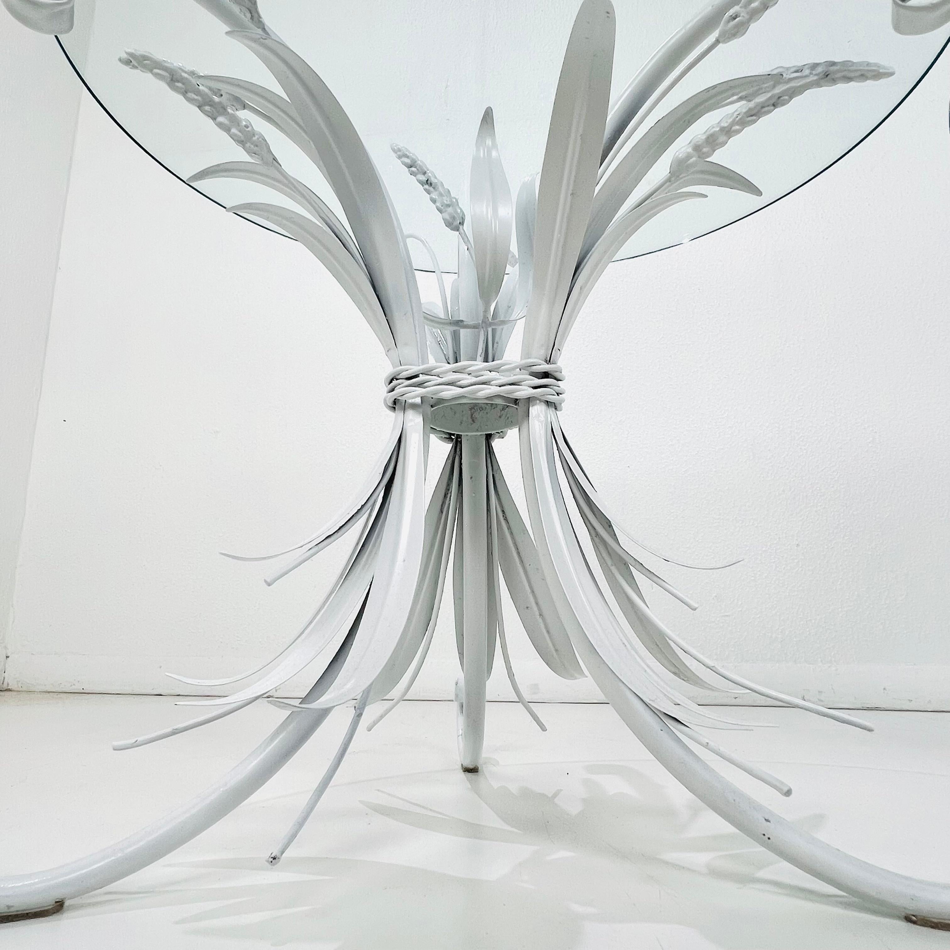 Charmante paire de tables d'appoint sculpturales en métal avec des plateaux ronds en verre. Inspirée des célèbres tables de Coco Chanel, cette paire de tables vintage originales est laquée en blanc et présente de hautes gerbes de blé en métal dont