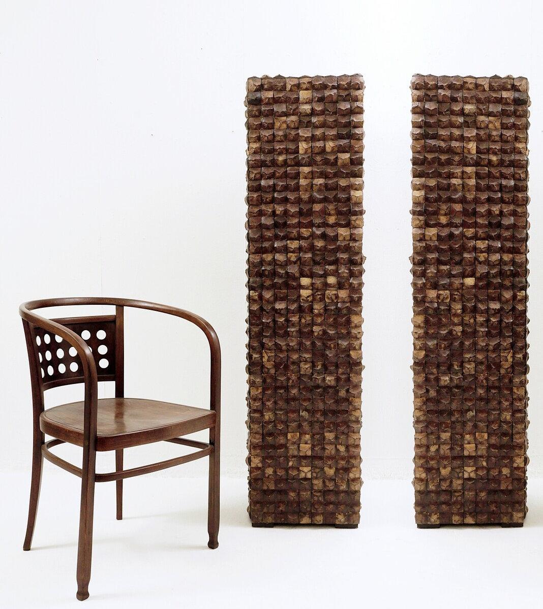 Paar Kokosnuss-Mosaikschalen-Pflanzenhalter
XL Paar Kokosnuss-Mosaikschalen-Pflanzenhalter
Preis für das Paar : 1650€ 
Maße: 40cmx40cm H:153cm 
MATERIAL : Holz - Kokosnussmosaik 