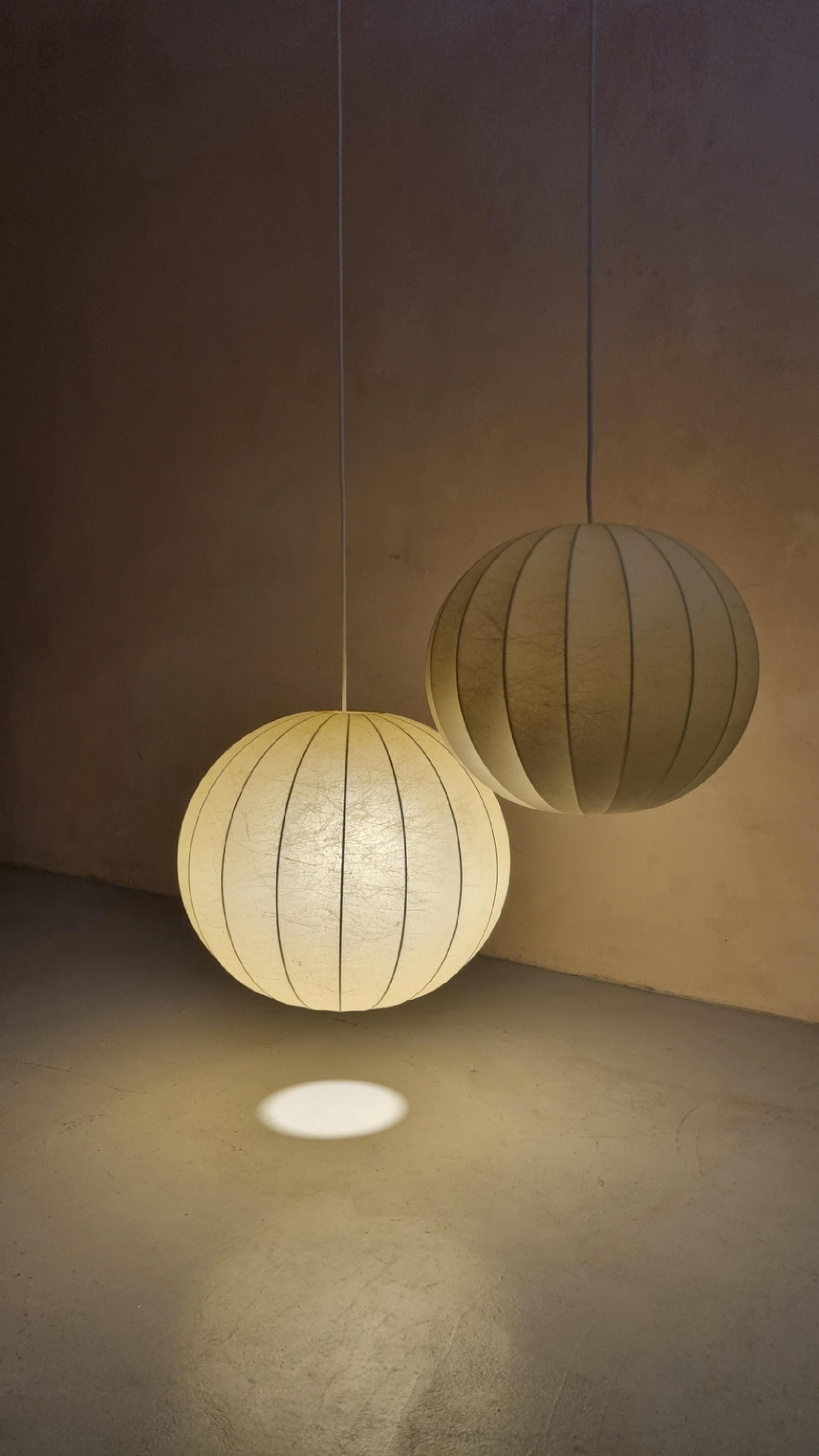 Paire de  Suspension Cocoon, années 1960.
Structure interne en acier revêtue de blanc, pulvérisée de résine spéciale cocoon.
Excellent état.
Système électrique remplacé par un professionnel, recâblé.
Une patine étonnante.
Mesures : 
Grandes