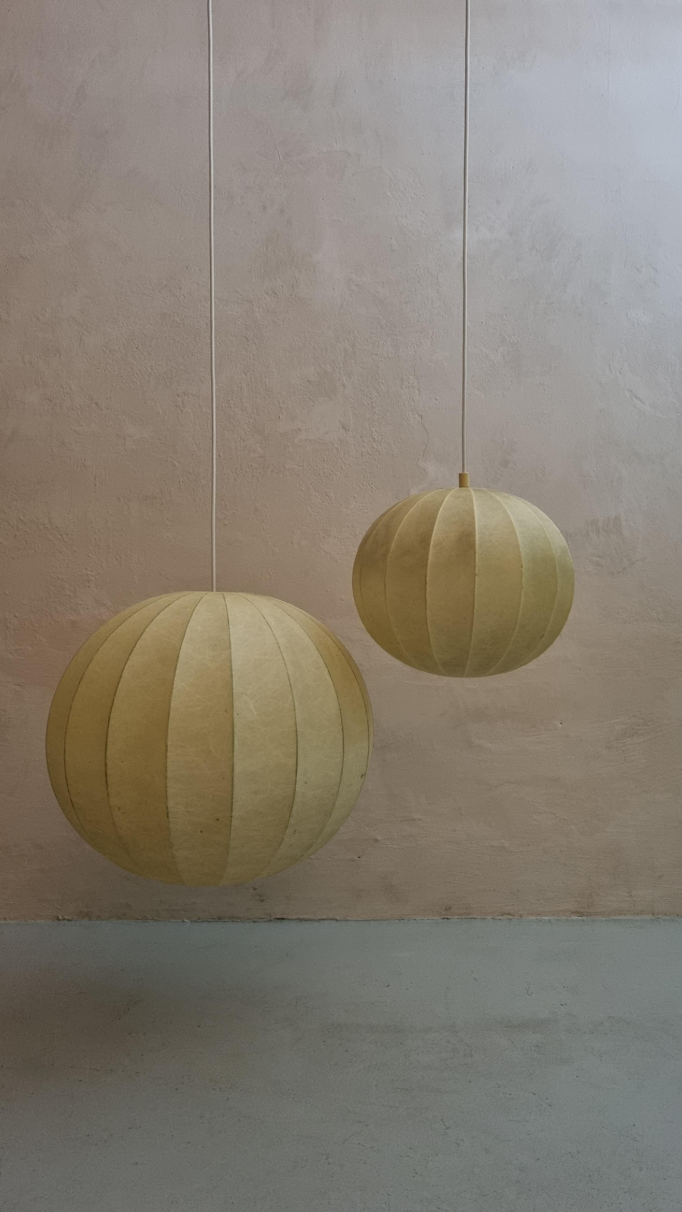 Mid-Century Modern Pair of Cocoon Suspension Lamp, Italian Manufacture, 1960s For Sale