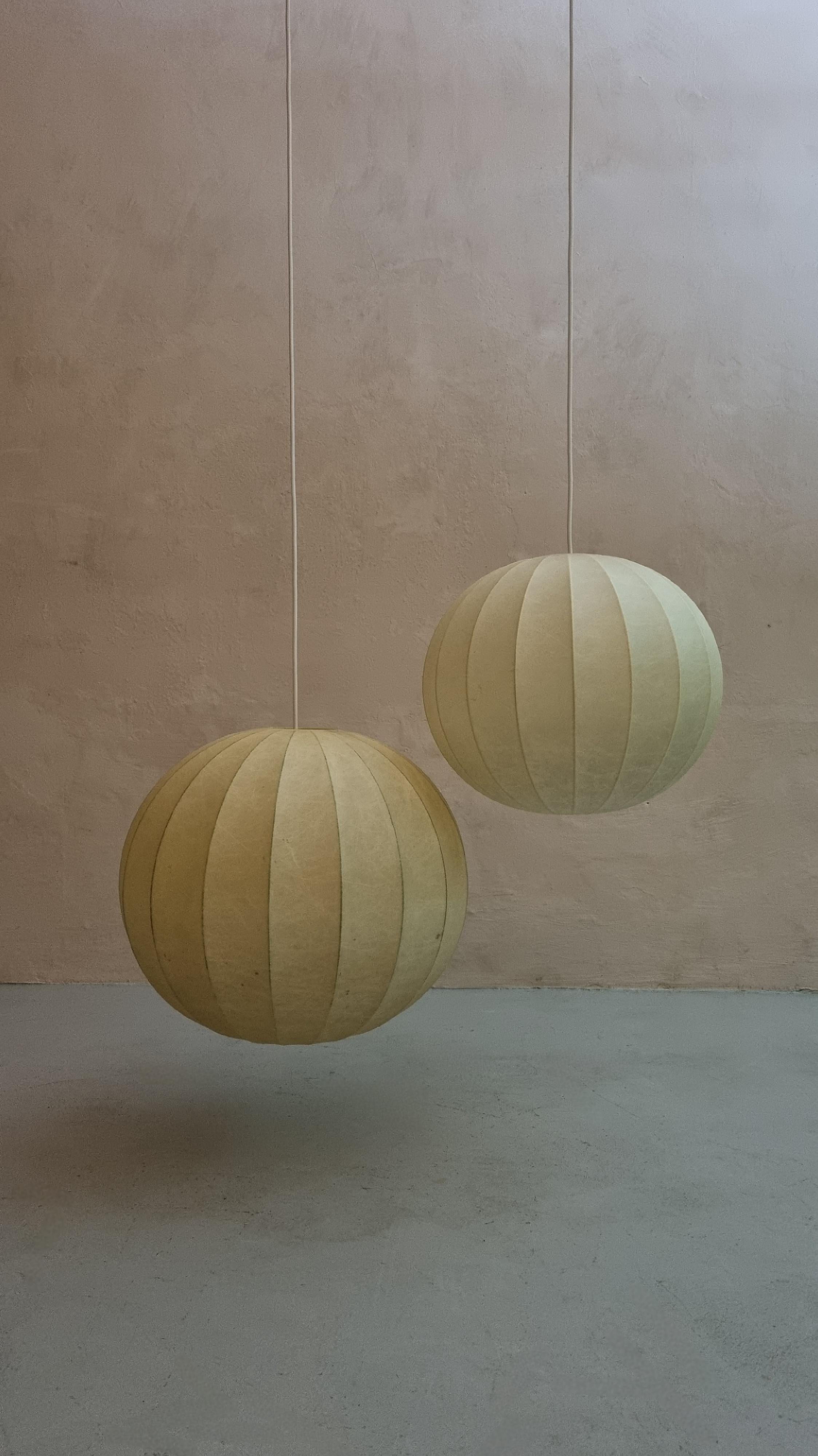 Mid-Century Modern Paire de lampes à suspension cocon, fabrication italienne, années 1960 en vente