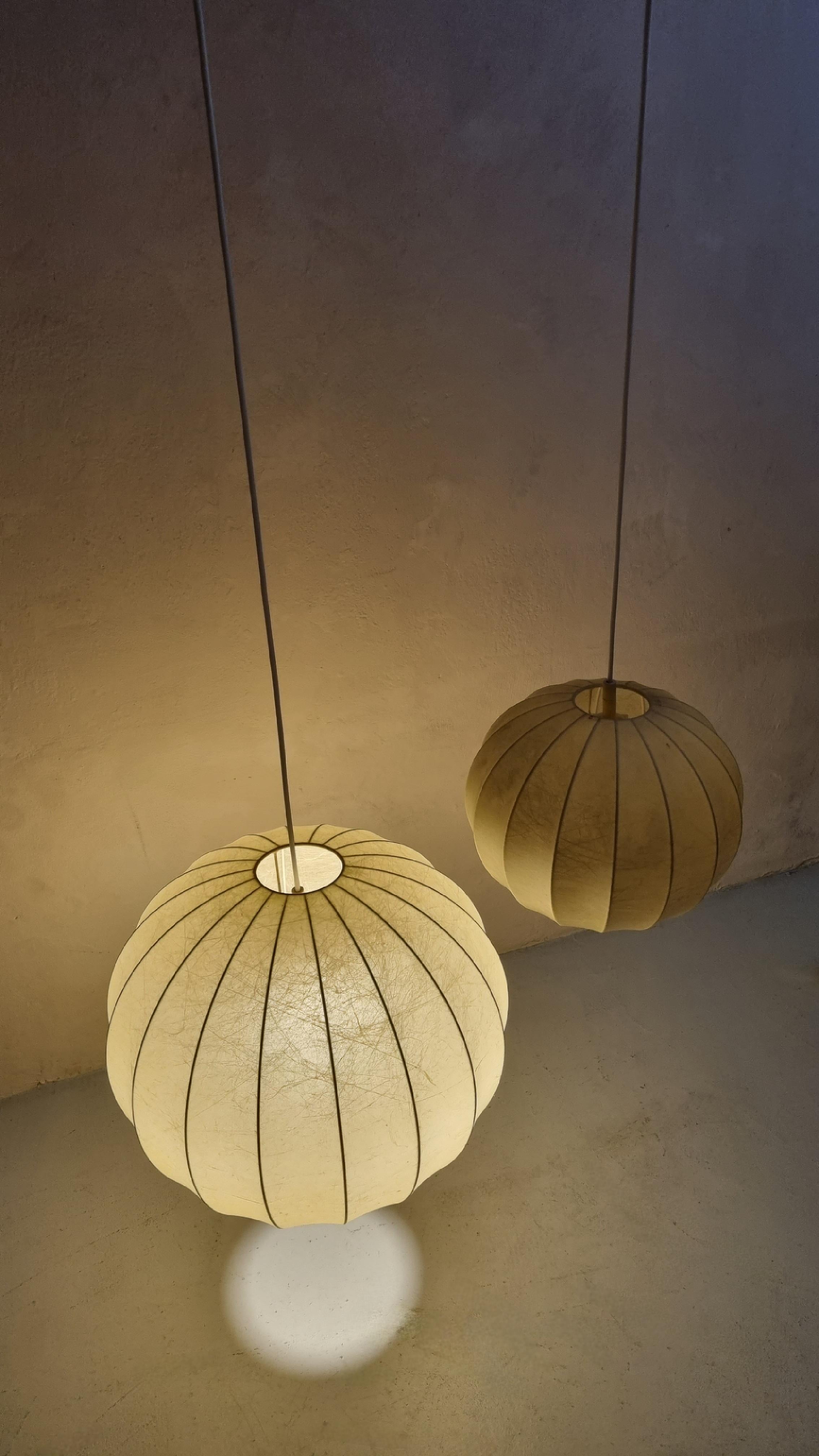 Pair of Cocoon Suspension Lamp, Italian Manufacture, 1960s In Good Condition For Sale In Arezzo, Italy