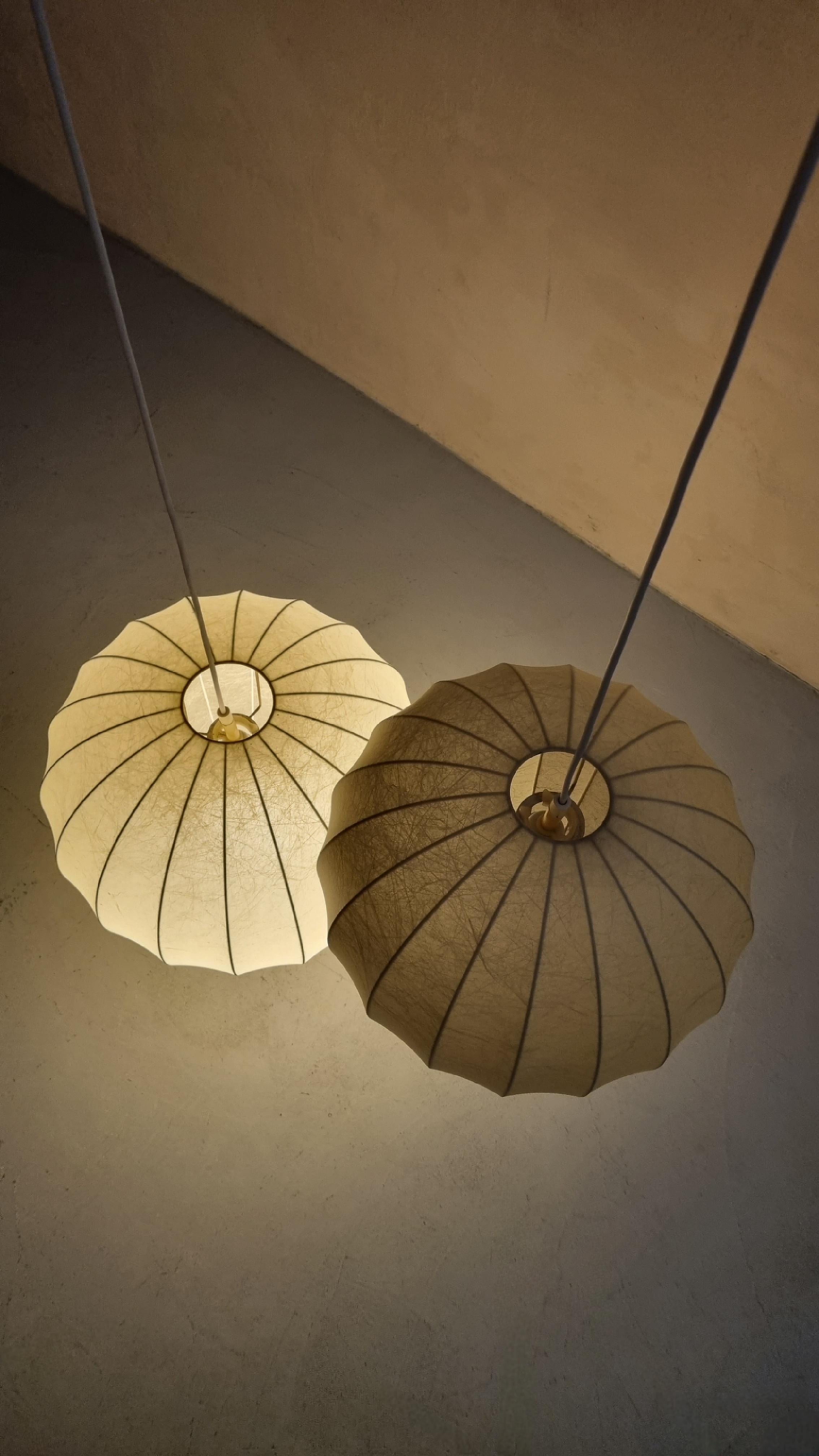 Paire de lampes à suspension cocon, fabrication italienne, années 1960 Bon état - En vente à Arezzo, Italy