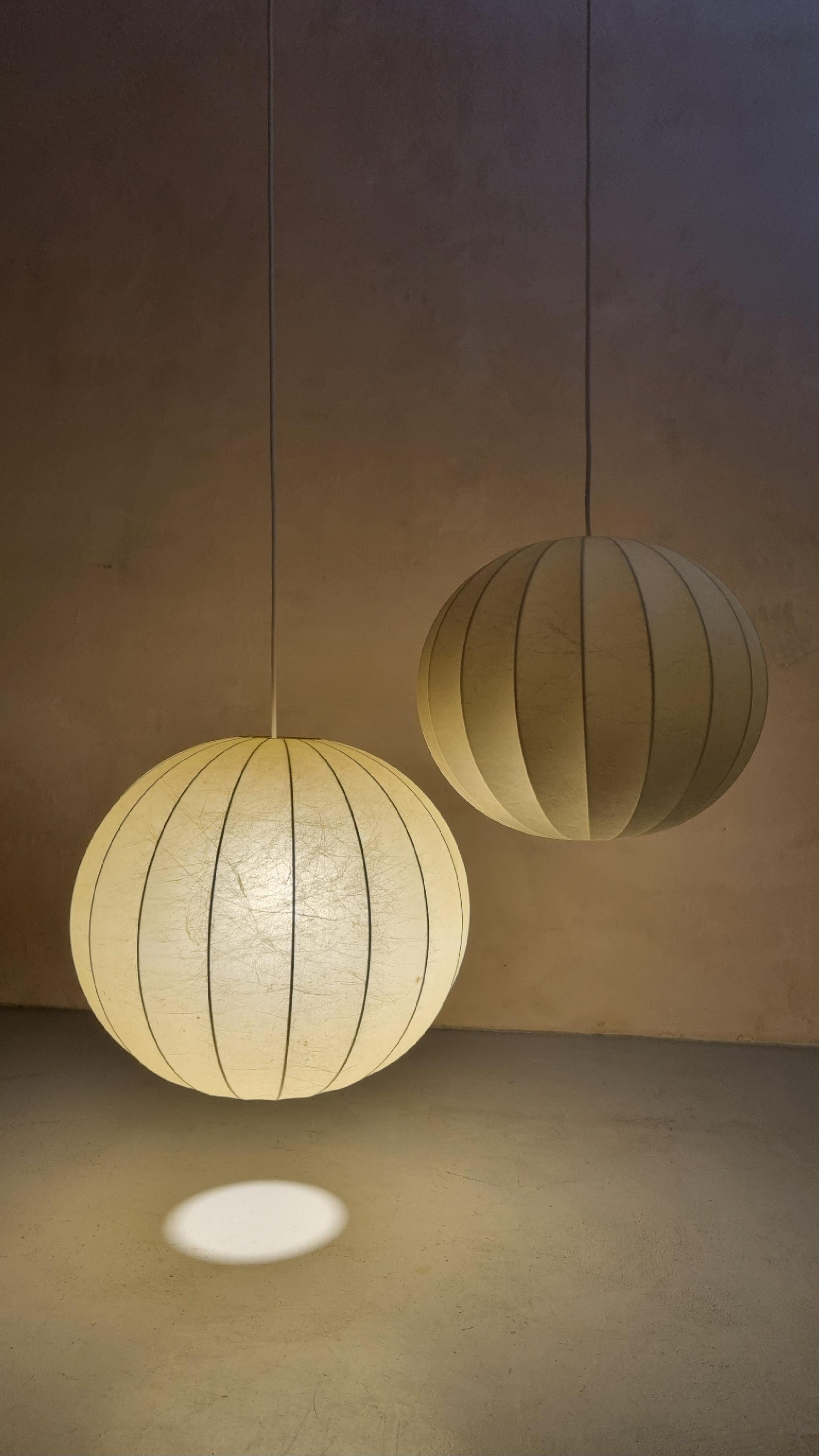 Milieu du XXe siècle Paire de lampes à suspension cocon, fabrication italienne, années 1960 en vente