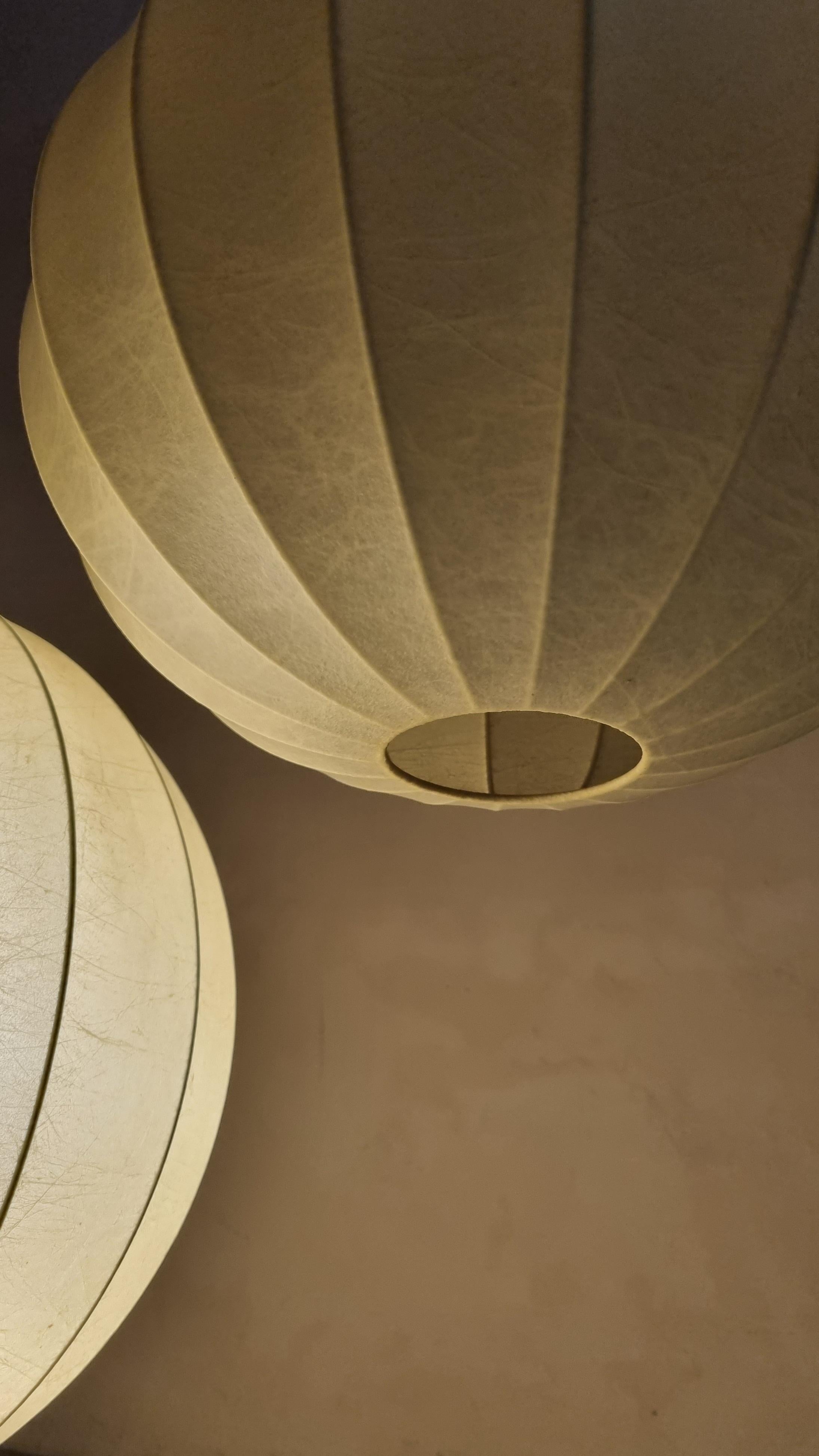 Paire de lampes à suspension cocon, fabrication italienne, années 1960 en vente 1