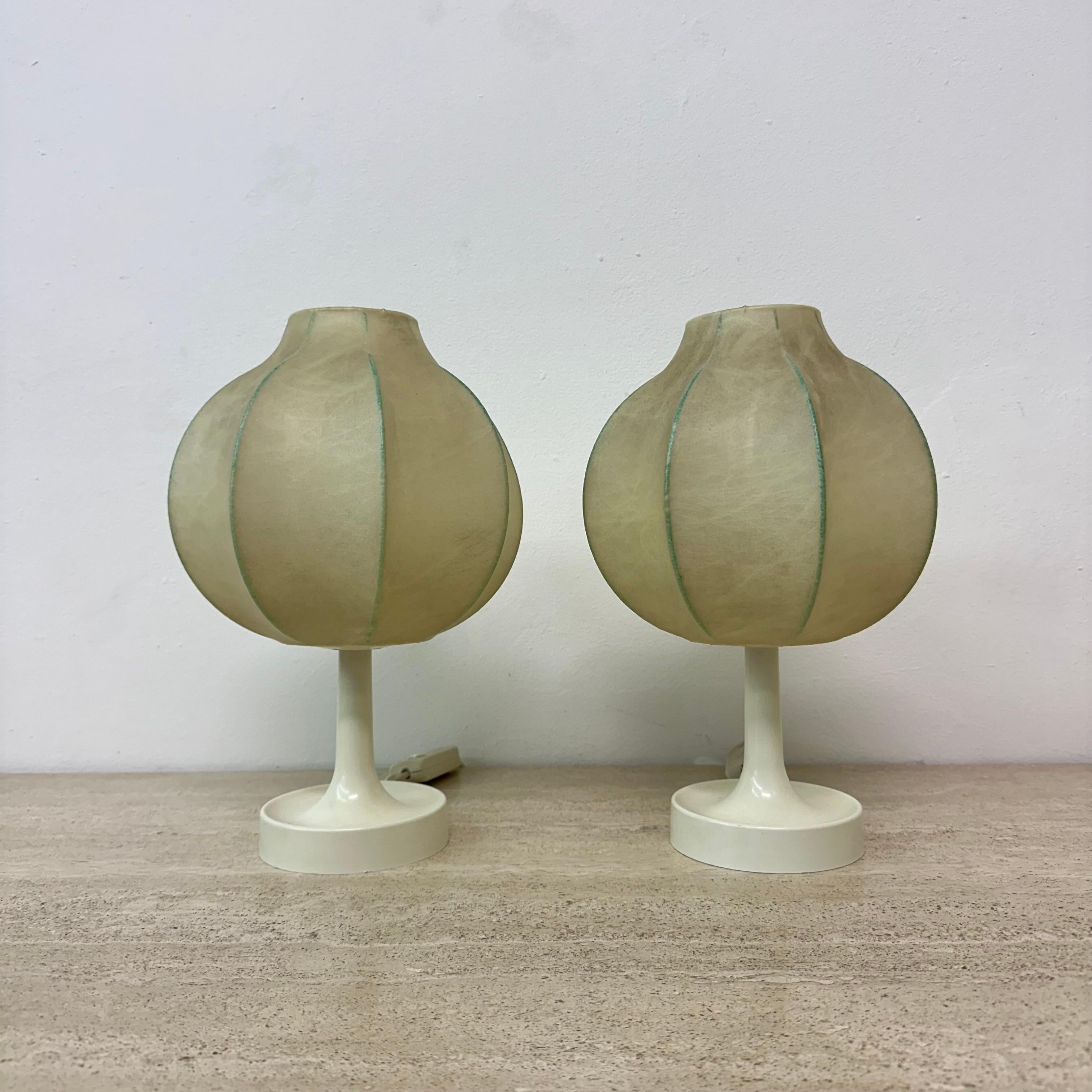 Dimensions: 30cm H, 18cm diameter
Condition: Good one has a small damage see photos 
Period: 1960’s
Origin: Germany
Material: Plastic