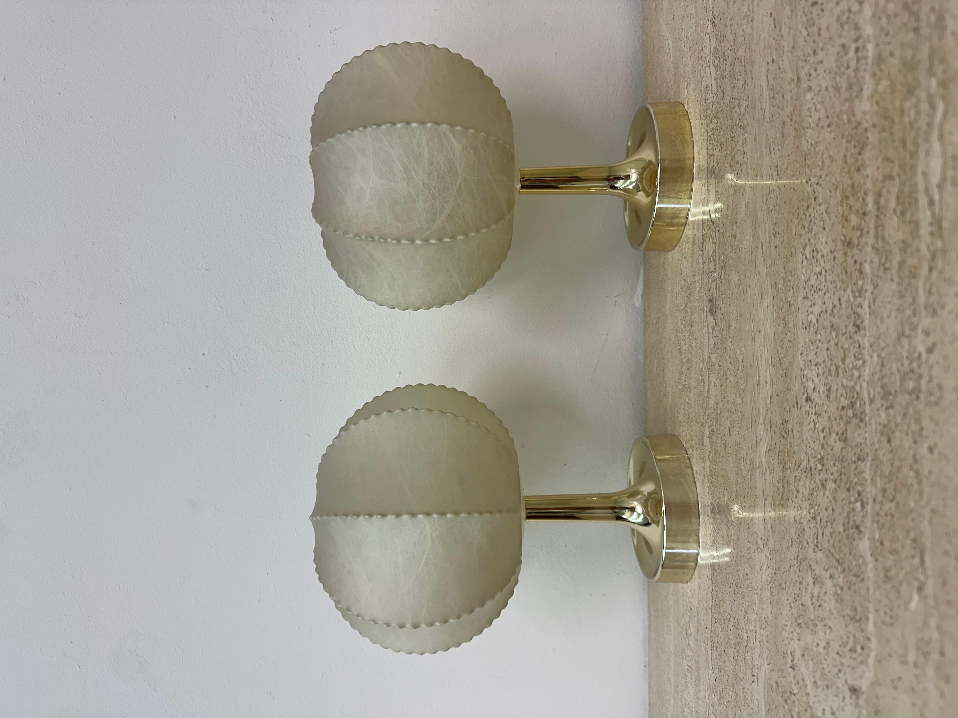 Paar Cocoon Tischlampen von Alfred Wauer für Goldkant, 1960er Jahre

Abmessungen: 26cm H, 19cm Durchmesser
Zustand: Gut
Zeitraum: 1960's
Herkunft: Deutschland
MATERIAL: Kunststoff