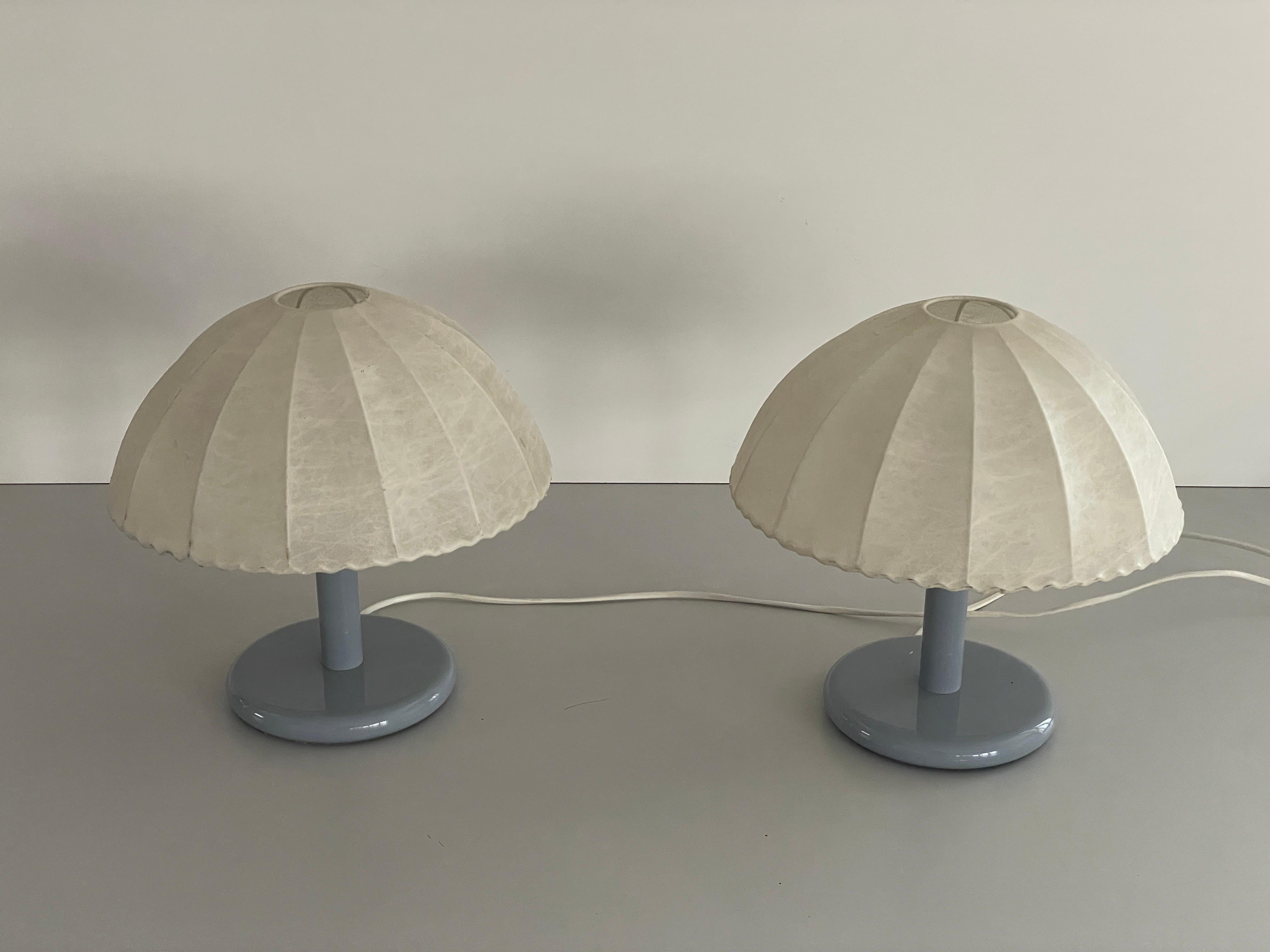 Ère spatiale Paire de lampes de table cocon avec base en métal gris par GOLDkanT, années 1960, Allemagne en vente