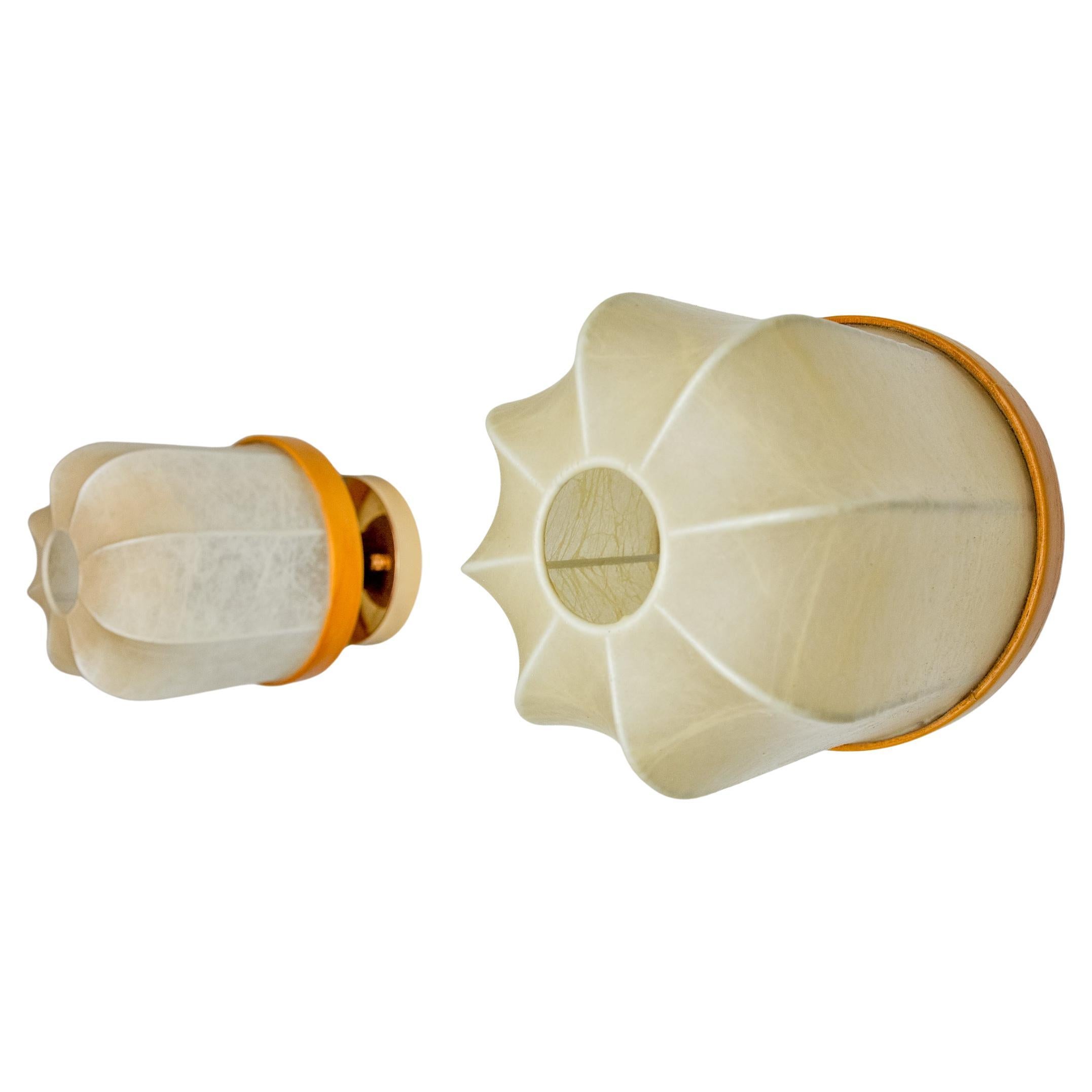 Paire de "Cocoon Lights", polymère et pin, Italie, 1970