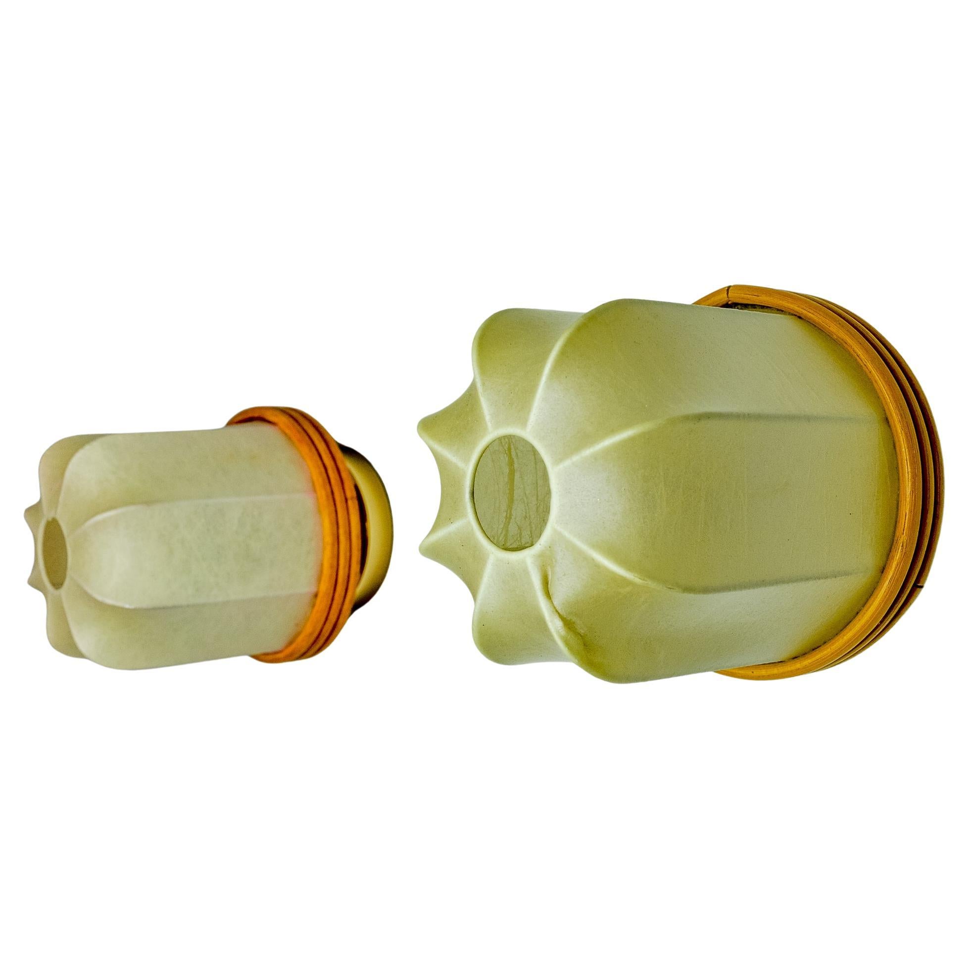 Paire de "Cocoon Lights", résine et pin, Italie, 1970