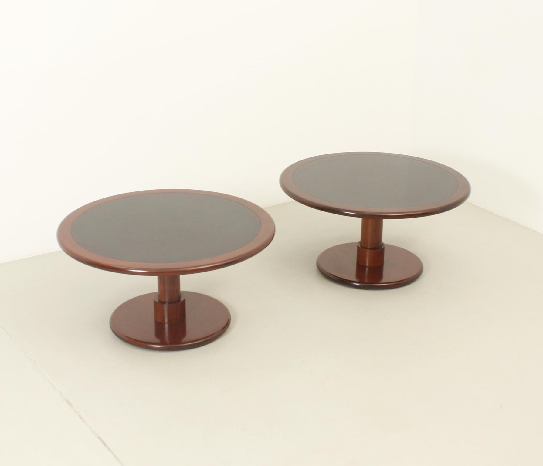 Pair of Reno coffee or side tables designed in 1961 by Spanish architects Federico Correa and Alfonso Milá for the Reno restaurant in Barcelona and produced by Gres. Solid ukola wood and top with center in black laminate. 