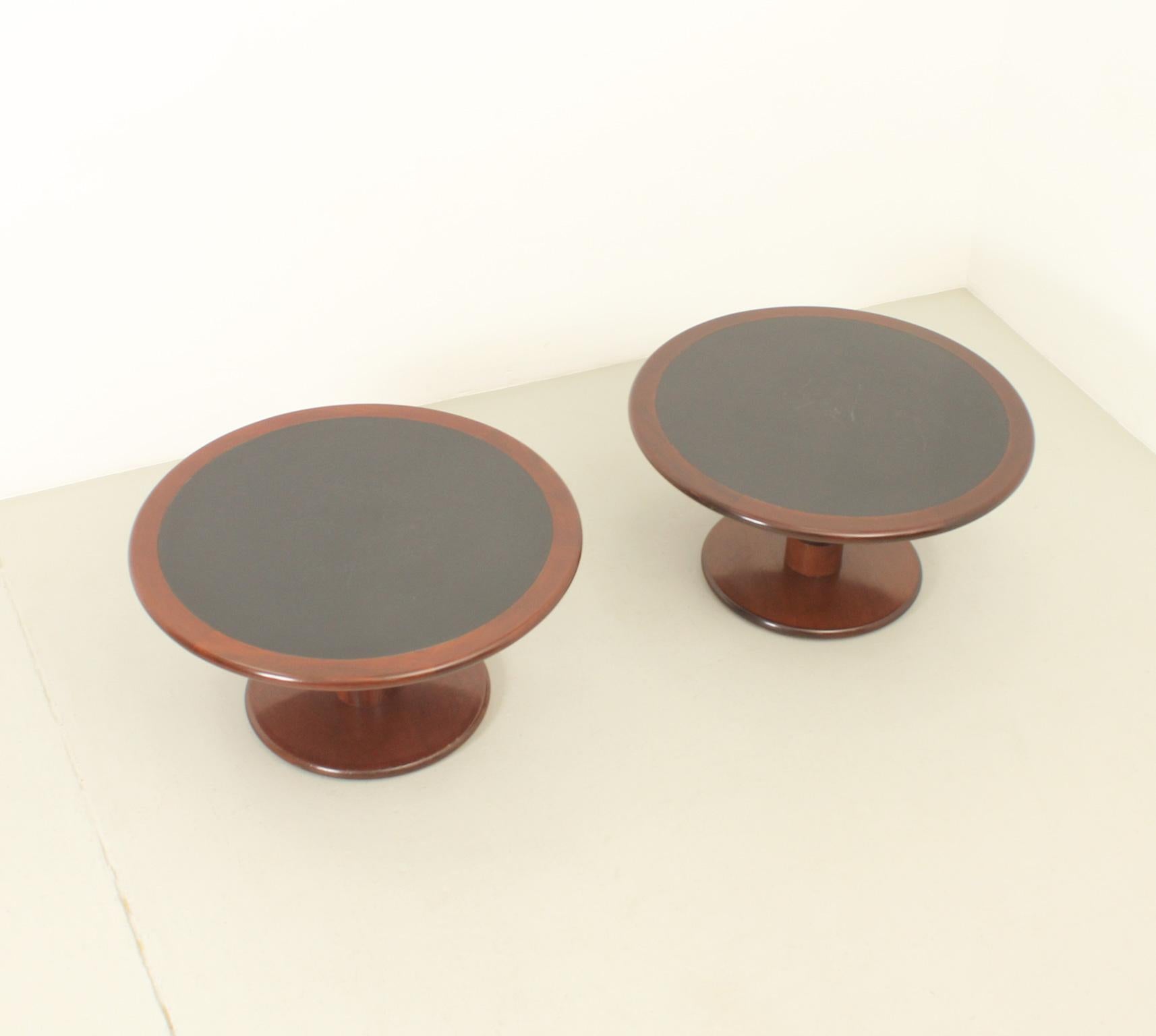 Paire de tables basses ou d'appoint des architectes espagnols Correa & Milá, années 1960 en vente 2
