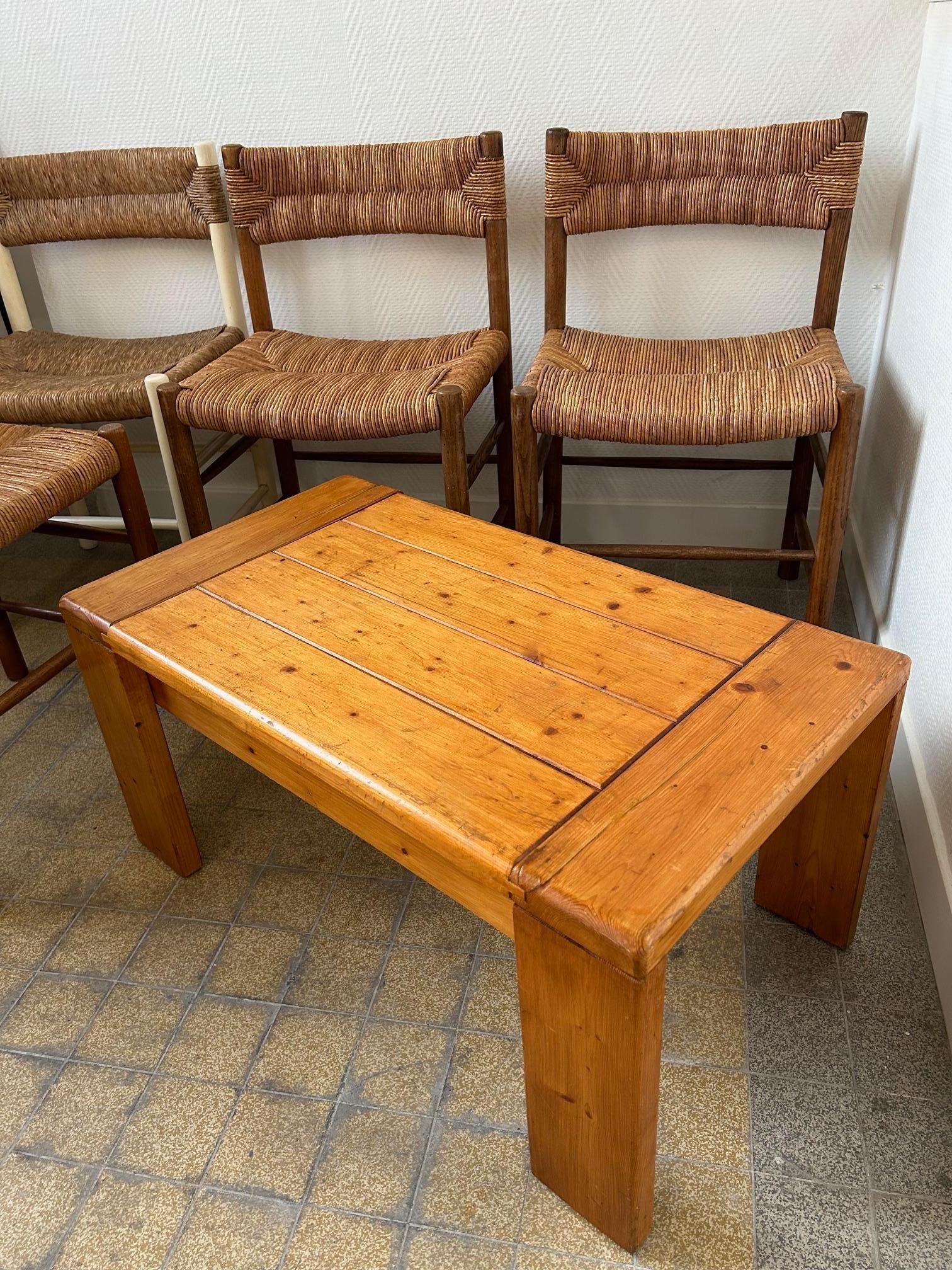 Pair of coffee tables by Charlotte Perriand for les Arcs, France, 1960-70's In Good Condition For Sale In Paris, FR