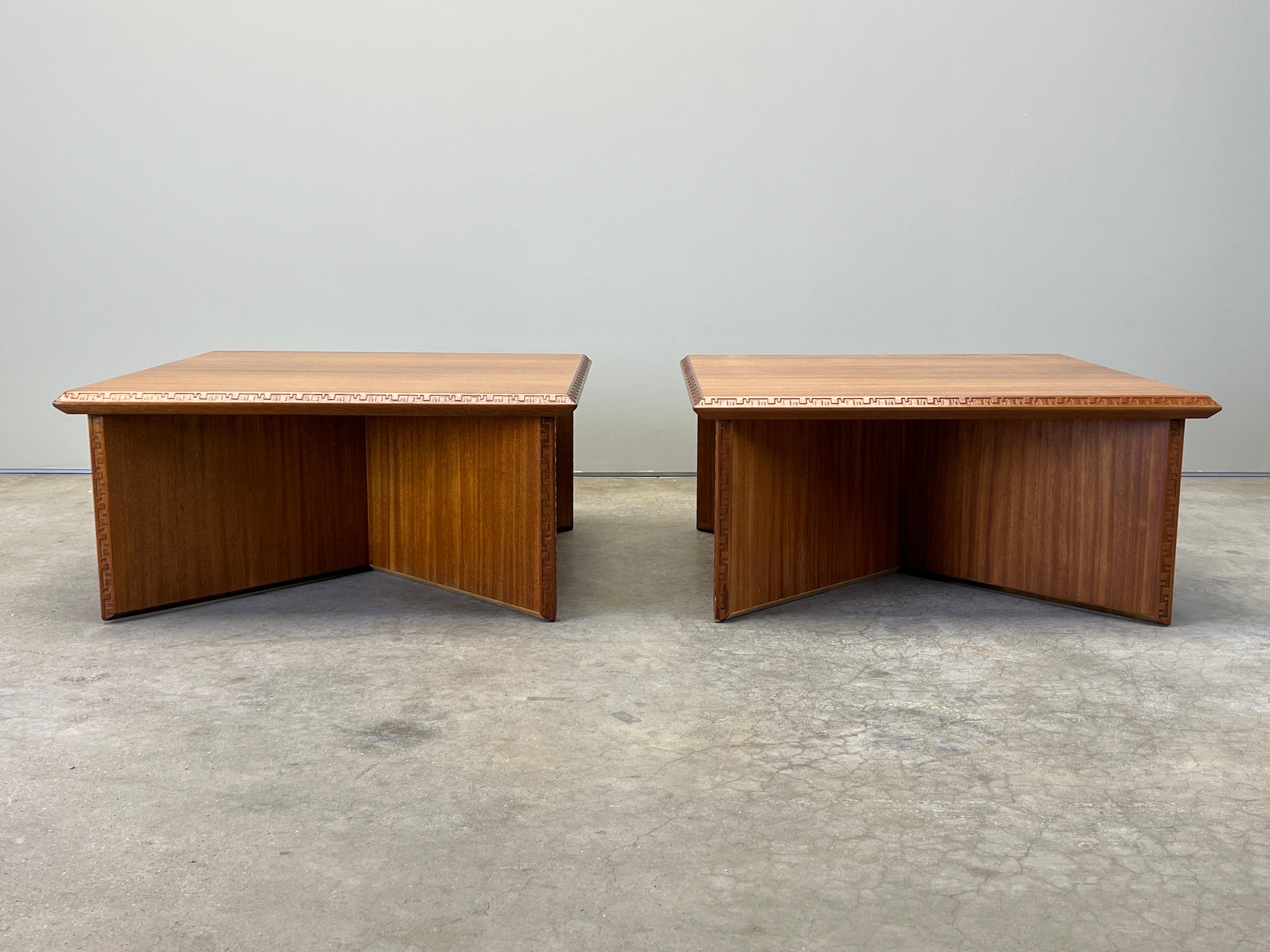 Paire de tables basses en acajou conçues par Frank Lloyd Wright pour Henredon.