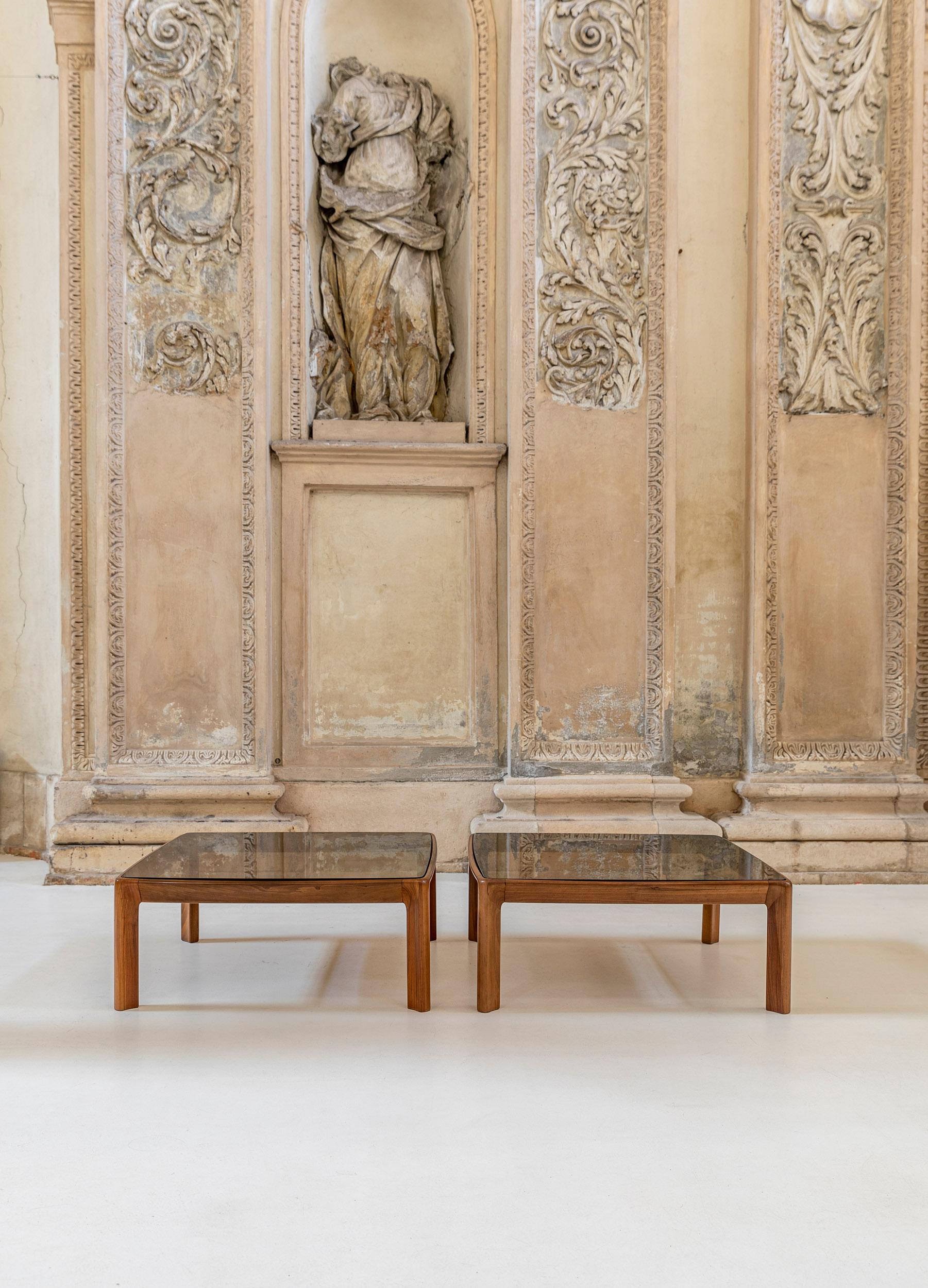 Pair of square coffee tables in walnut by Angelo Mangiarotti for Sorgente dei Mobili.
These tables feature angular shaped and layered legs that show beautiful curved profiles, topped with original glass top.
Italy, 1970s circa.