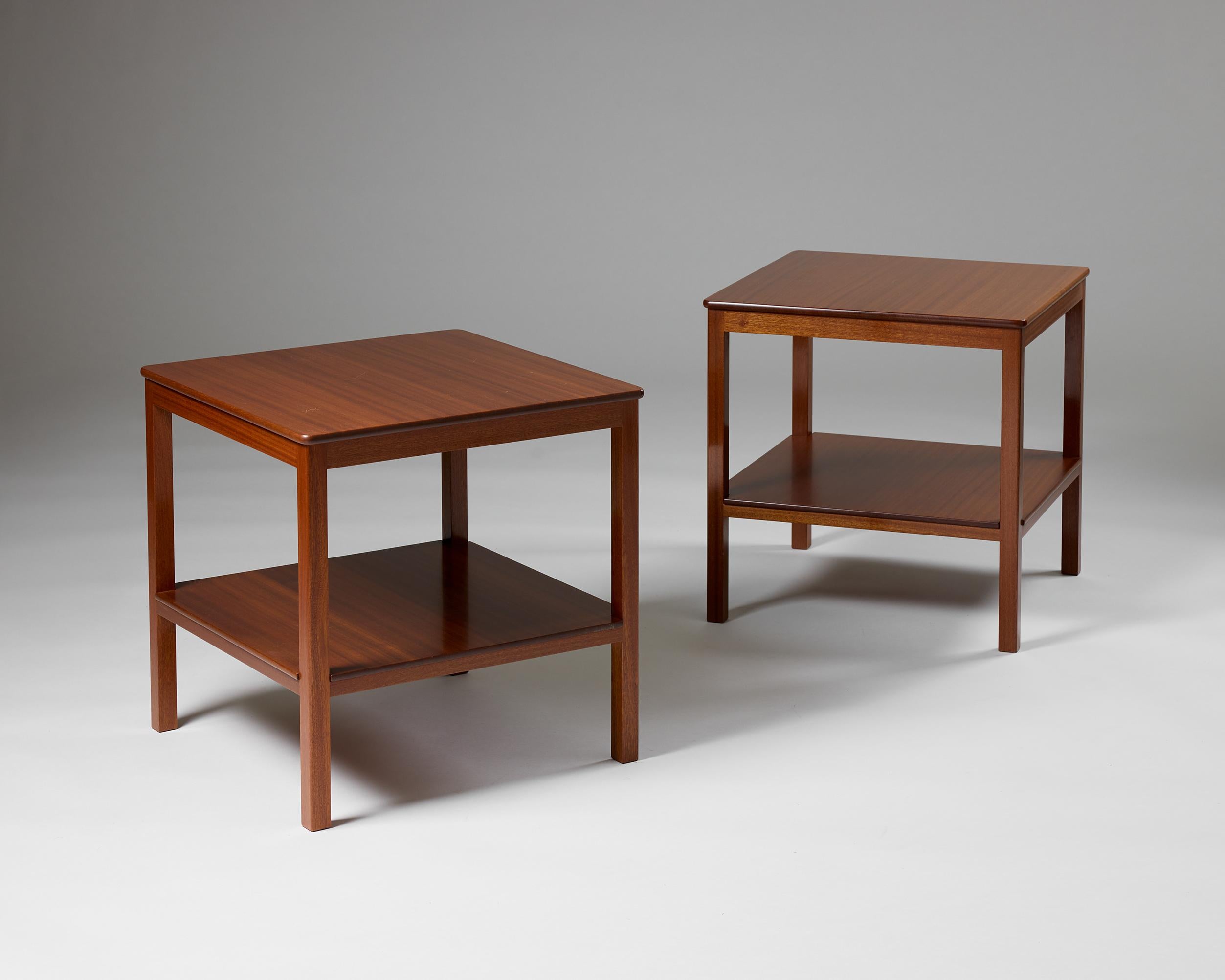 Paire de tables basses, conçues par Kaare Klint, Danemark, années 1950.

H : 54 cm / 1' 9 1/4