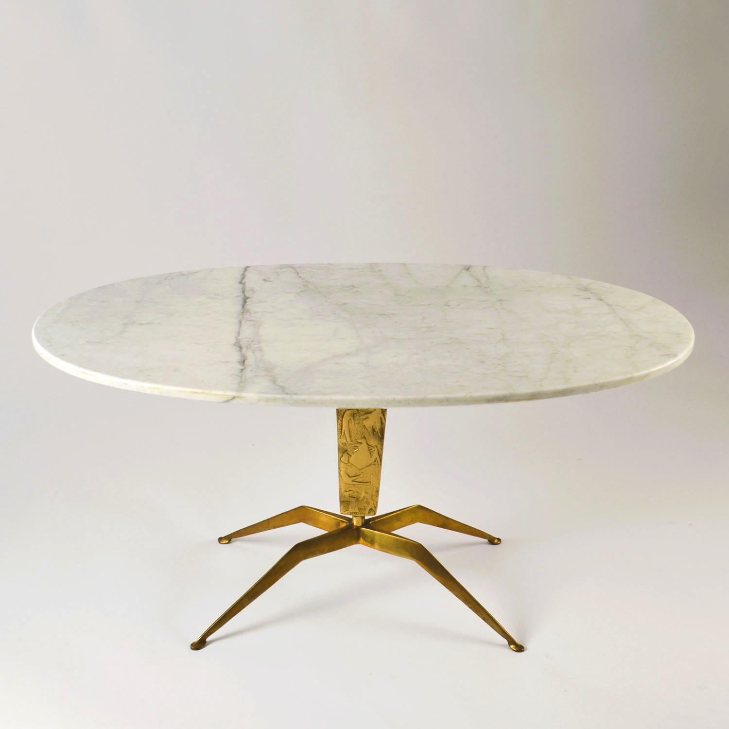 italien Paire de tables basses 'Dubè' par Duilio Barnabé Italie, relief en marbre et bronze en vente
