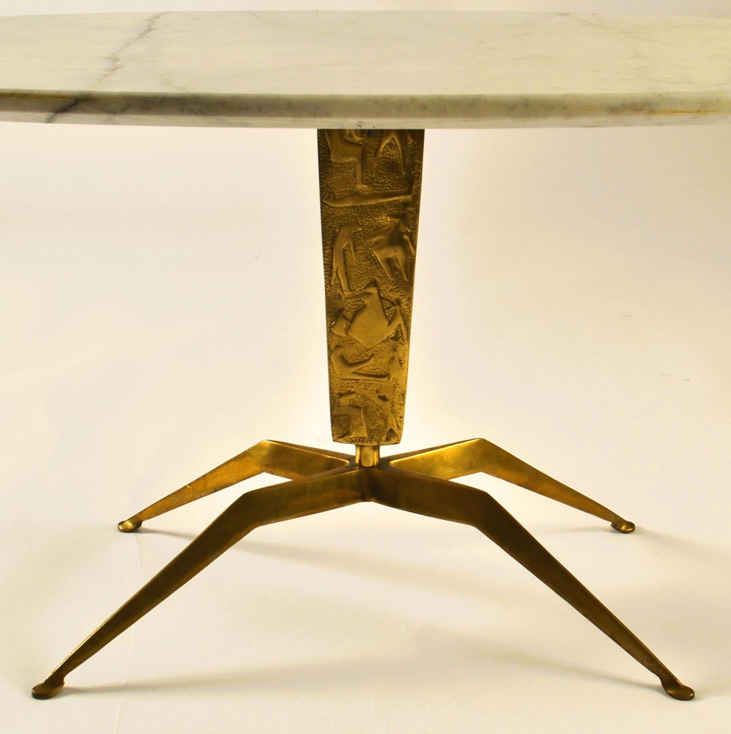 Paire de tables basses 'Dubè' par Duilio Barnabé Italie, relief en marbre et bronze Excellent état - En vente à London, GB
