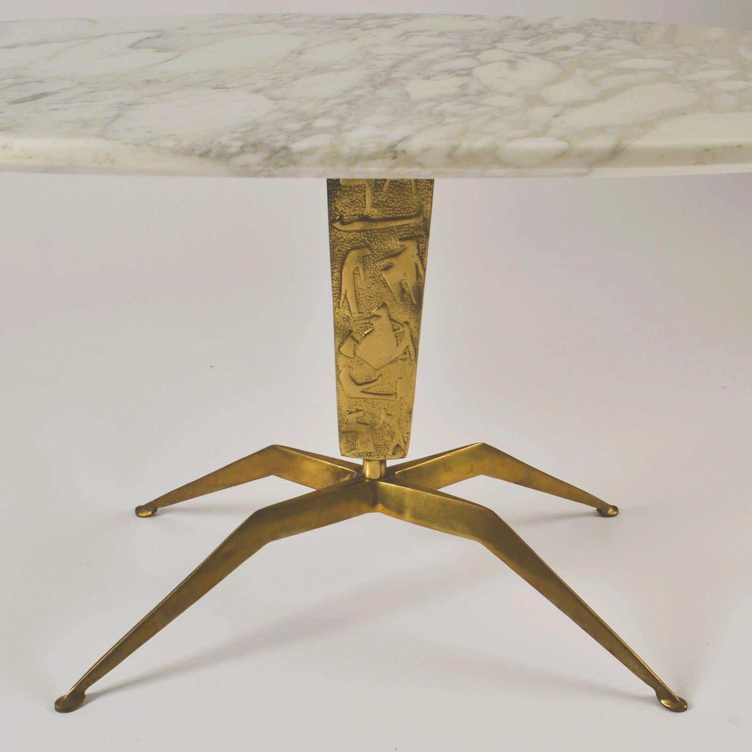 Milieu du XXe siècle Paire de tables basses 'Dubè' par Duilio Barnabé Italie, relief en marbre et bronze en vente