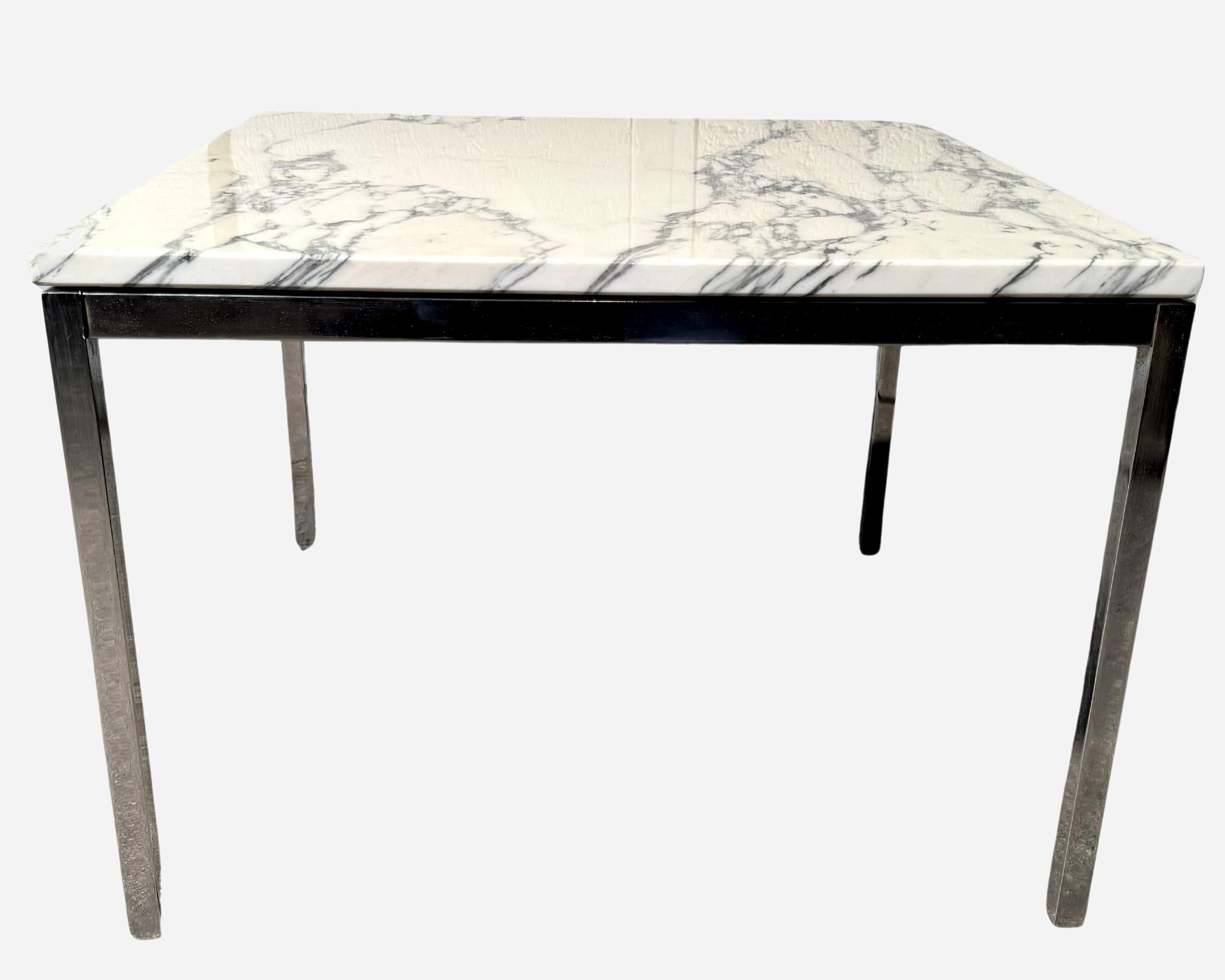 Paire de tables basses en métal chromé avec plateaux en marbre Calacatta et vernis d'origine.
Largeur : 60 cm (23.6 inches)
Profondeur : 60 cm (23.6 inches)
Hauteur : 42,5 cm (16,7 pouces)

Biographie : Florence Knoll, États-Unis