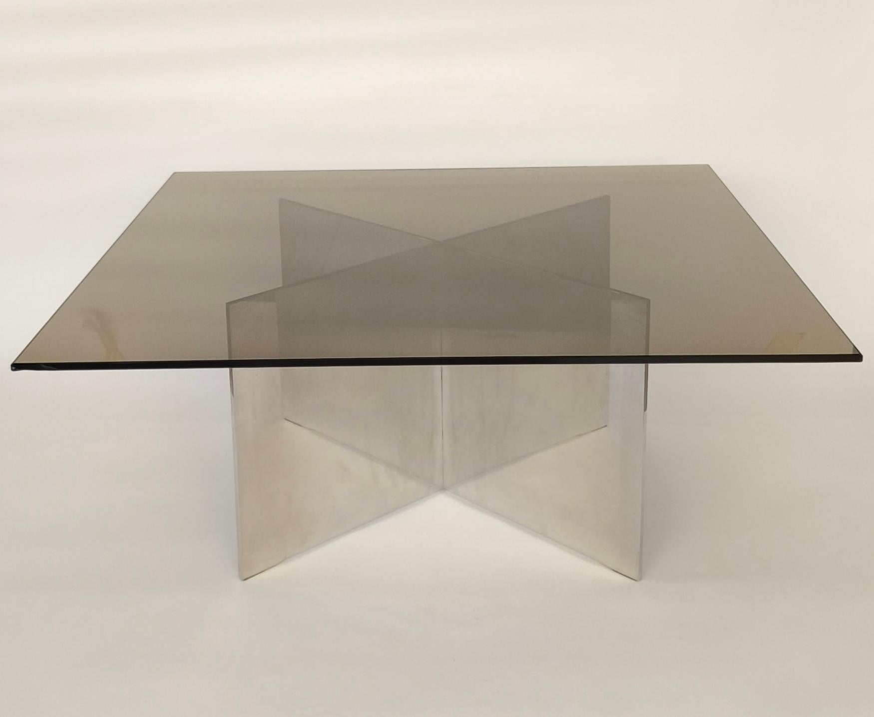 Paar Couchtische aus Aluminium und Rauchglas Paul Mayen für Habitat, 1970er Jahre (Spanisch) im Angebot