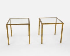 Par de mesitas de centro de hierro martillado y dorado, de Robert Thibier, hacia 1960