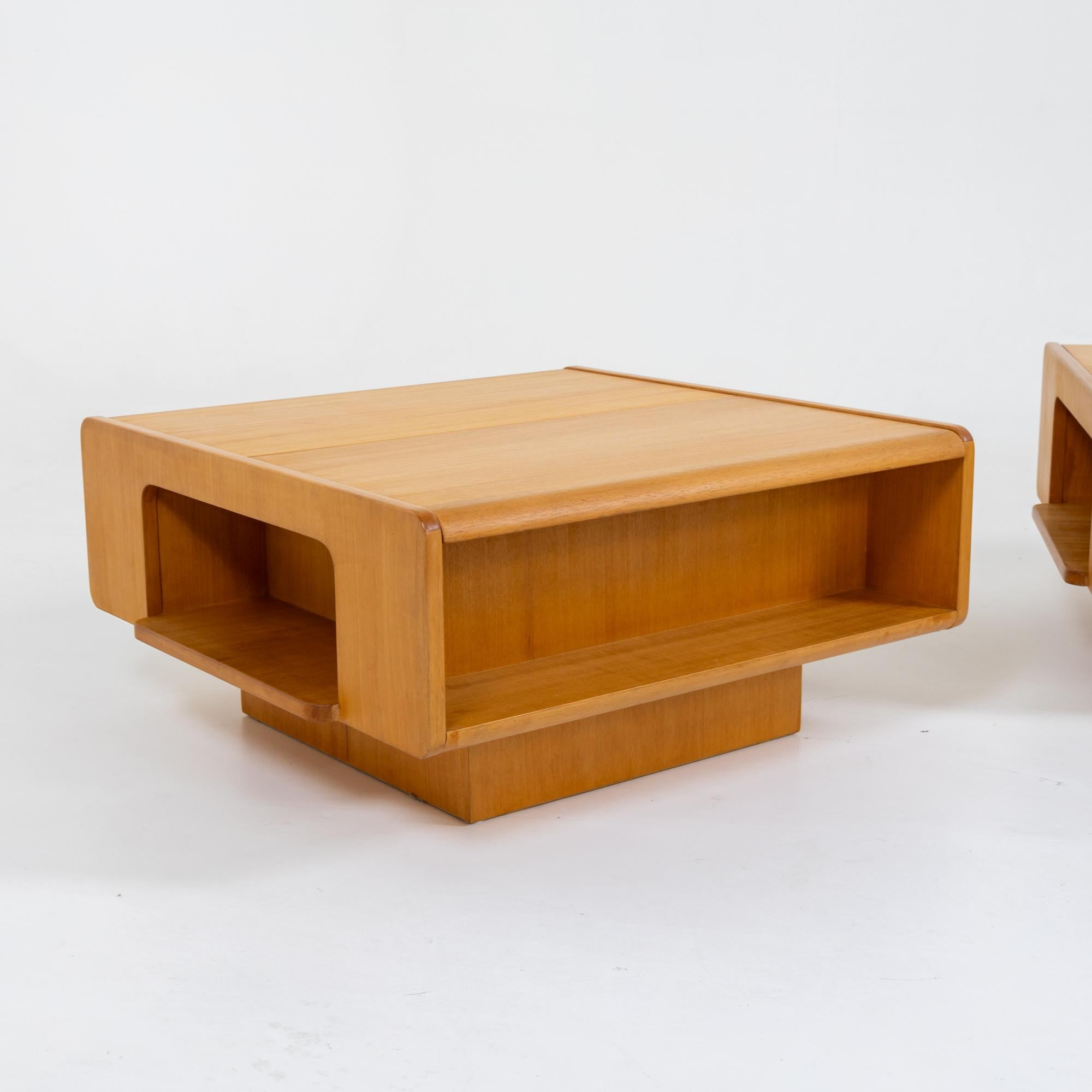 Paire de tables basses en bois avec plateau coulissant et espace de rangement intérieur. Les carcasses rectangulaires sont dotées d'un espace de rangement supplémentaire sur les côtés et offrent une vue intéressante de tous les côtés.