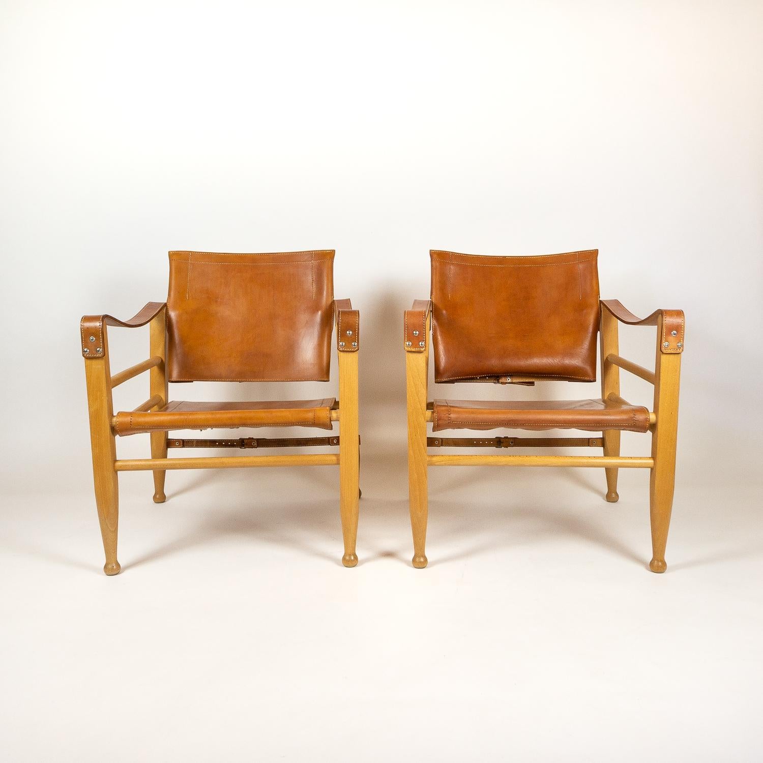 Pair of Aage Bruun and Søn Safari chairs in natural cognac leather and beech. Great vintage condition and patina, Denmark, 1960s.
                 