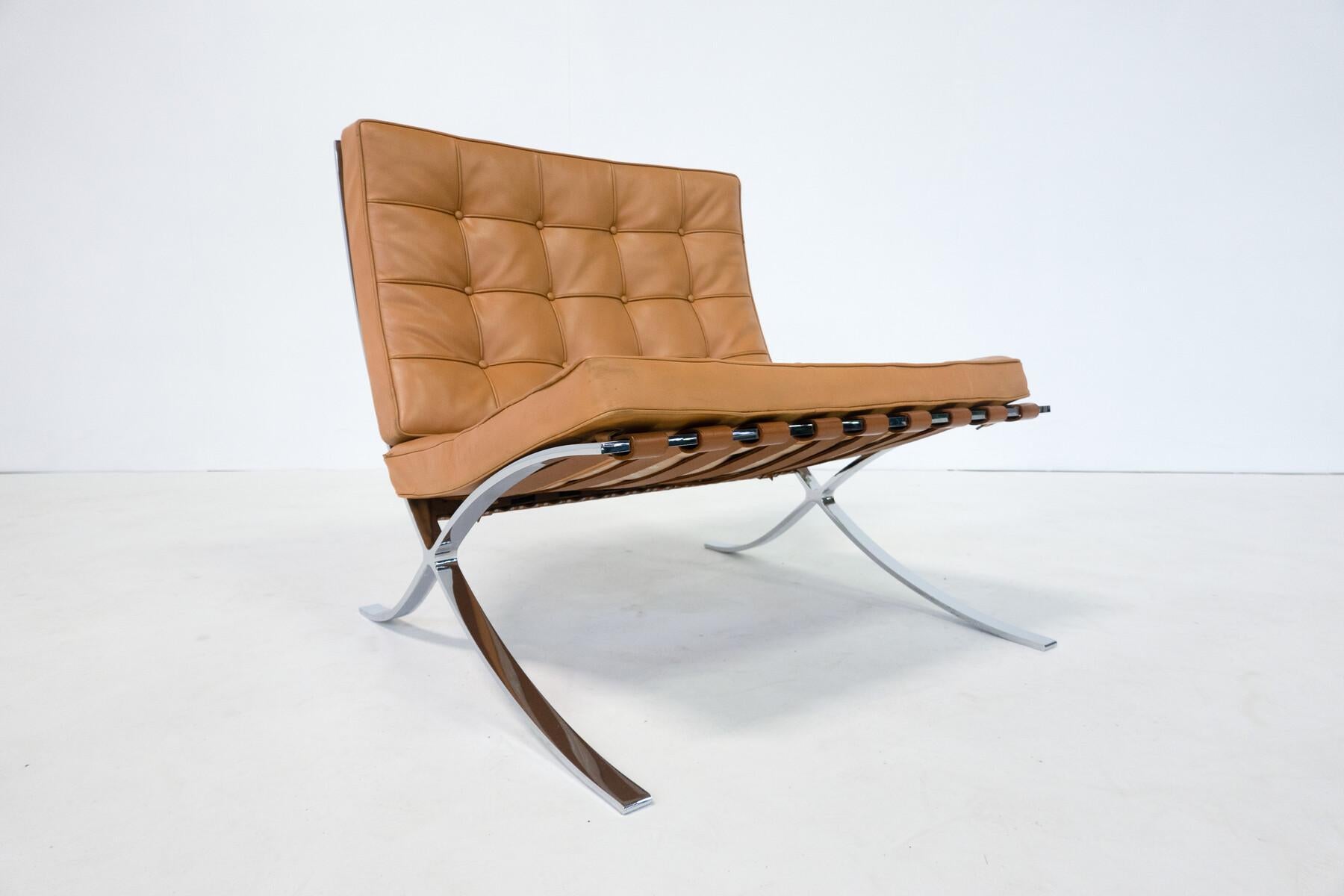 Pair of Cognac Leather Barcelona Chairs by Mies Van Der Rohe for Knoll, 1960s In Good Condition For Sale In Brussels, BE