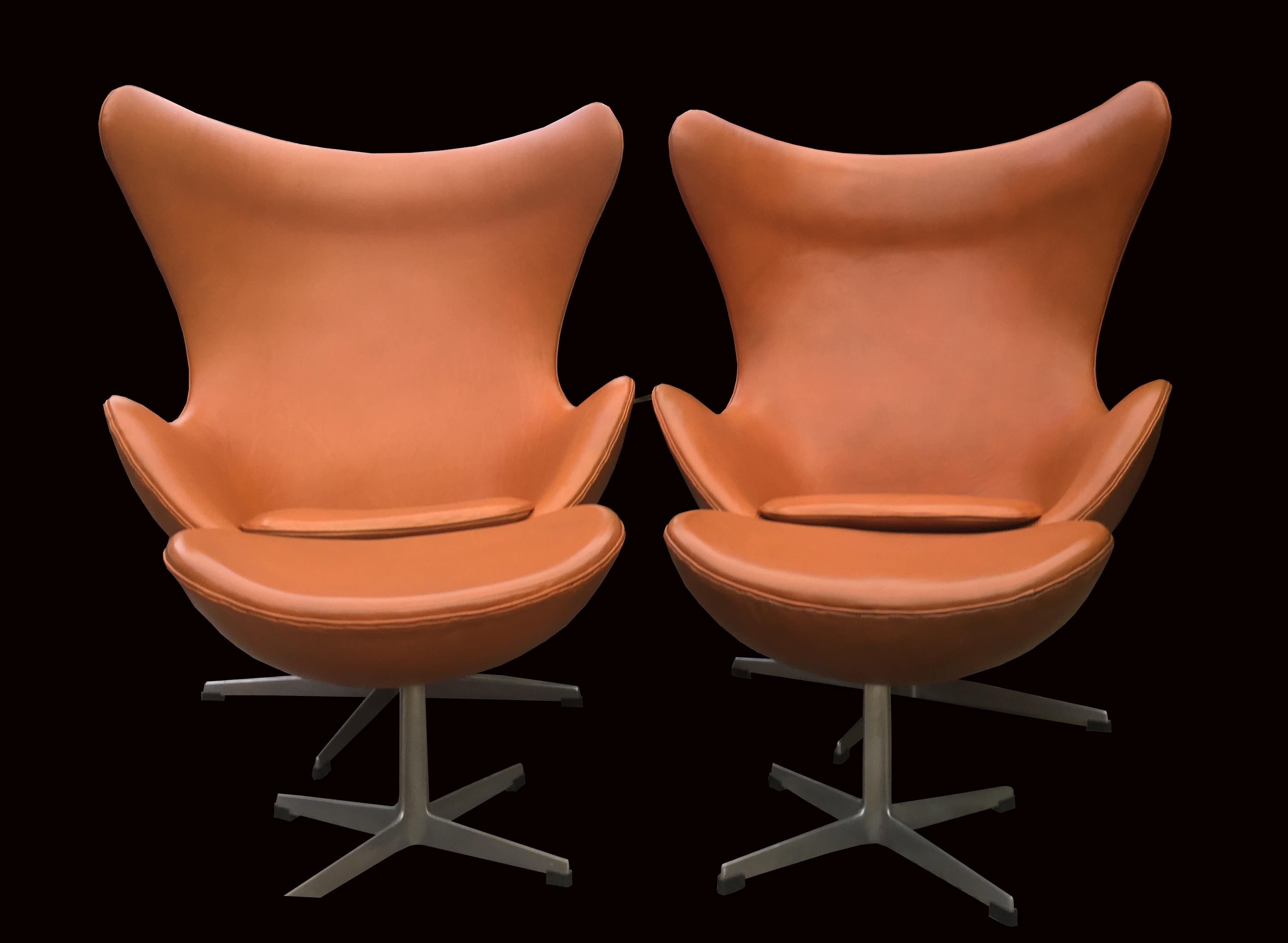 A very nice original pair of leather egg chairs with their matching ottomans, designed by Arne Jacobsen, originally for the reception of the Radisson SAS hotel in Copenhagen in 1956, and produced by Fritz Hansen, all in very good condition.
