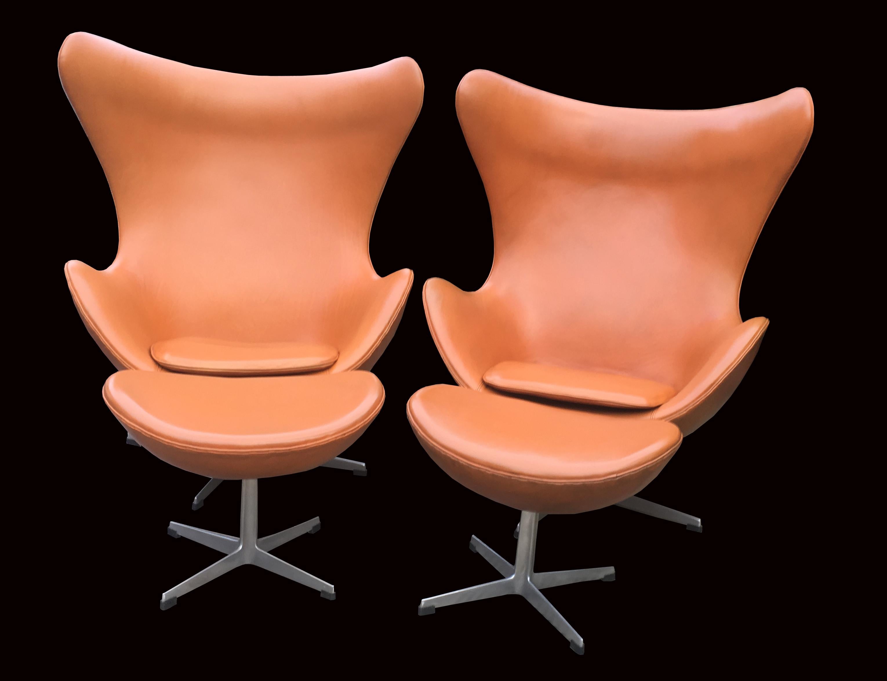 Scandinavian Modern Pair of Cognac Leather Egg Chairs and Ottomans by Arne Jacobsen for Fritz Hansen